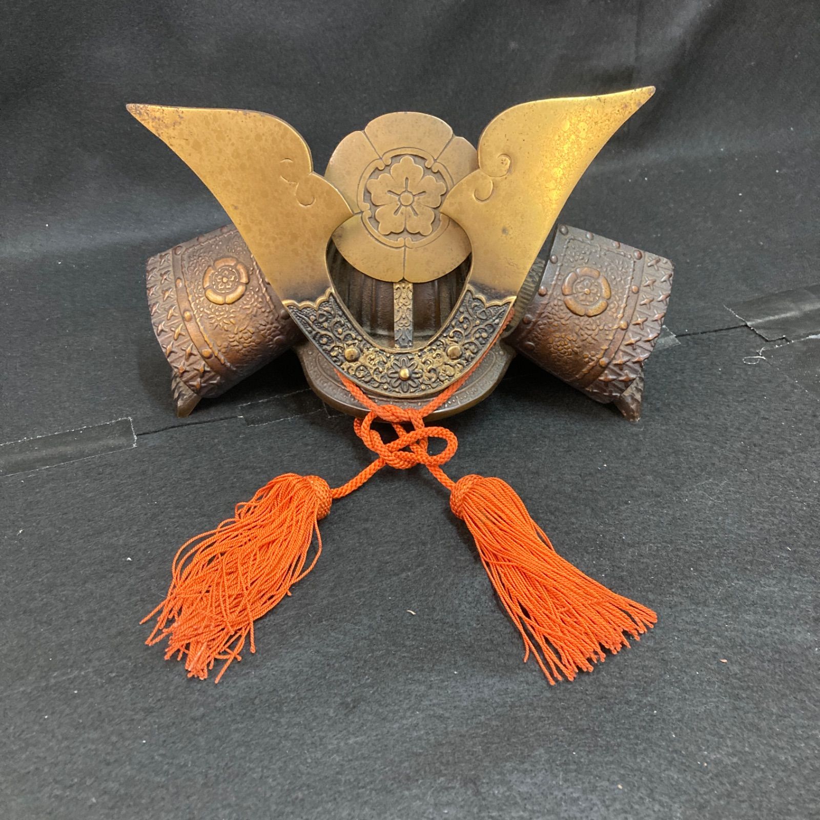 置き物　鉄兜 兜 鋳鉄製 置物 高さ18cm 幅30cm 奥行25cm重量3.4kg 置物 兜飾り