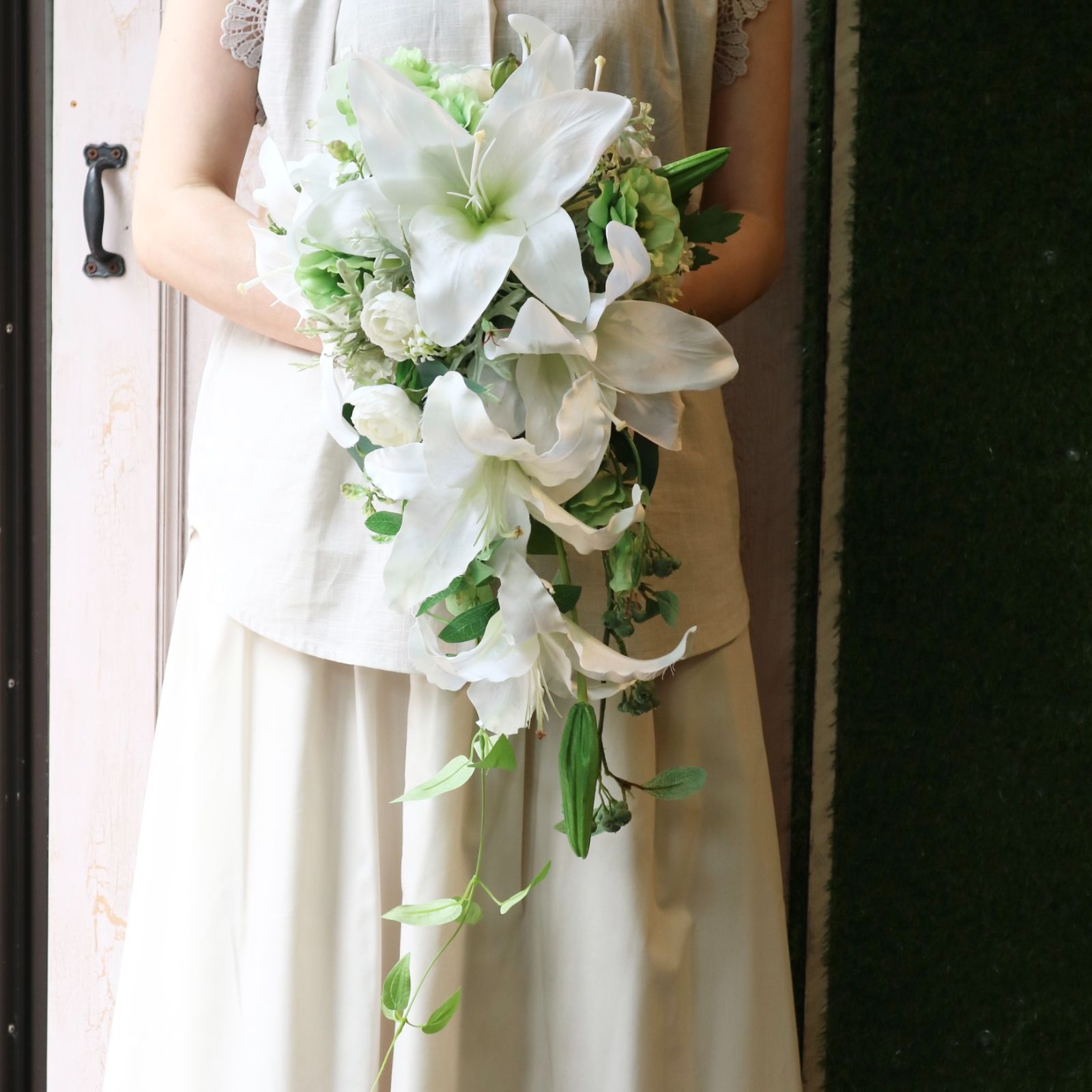白ユリのキャスケードブーケ 結婚式 フォトウェディング - メルカリ