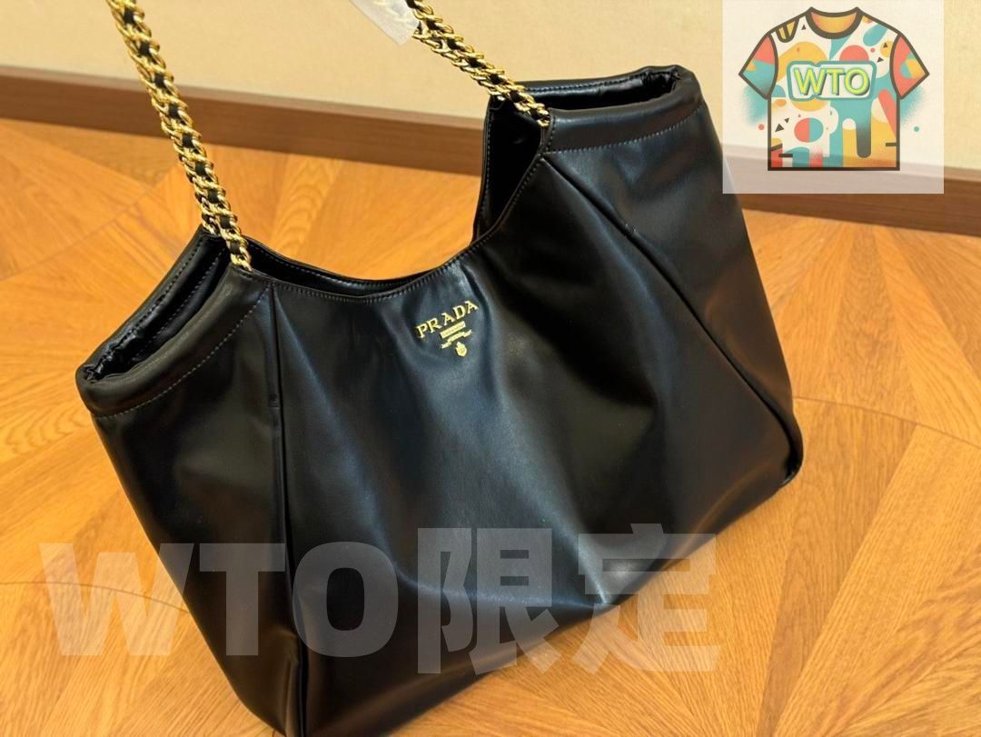 PRADAプラダの非常に質感のあるブラックショルダーバッグ｜本日