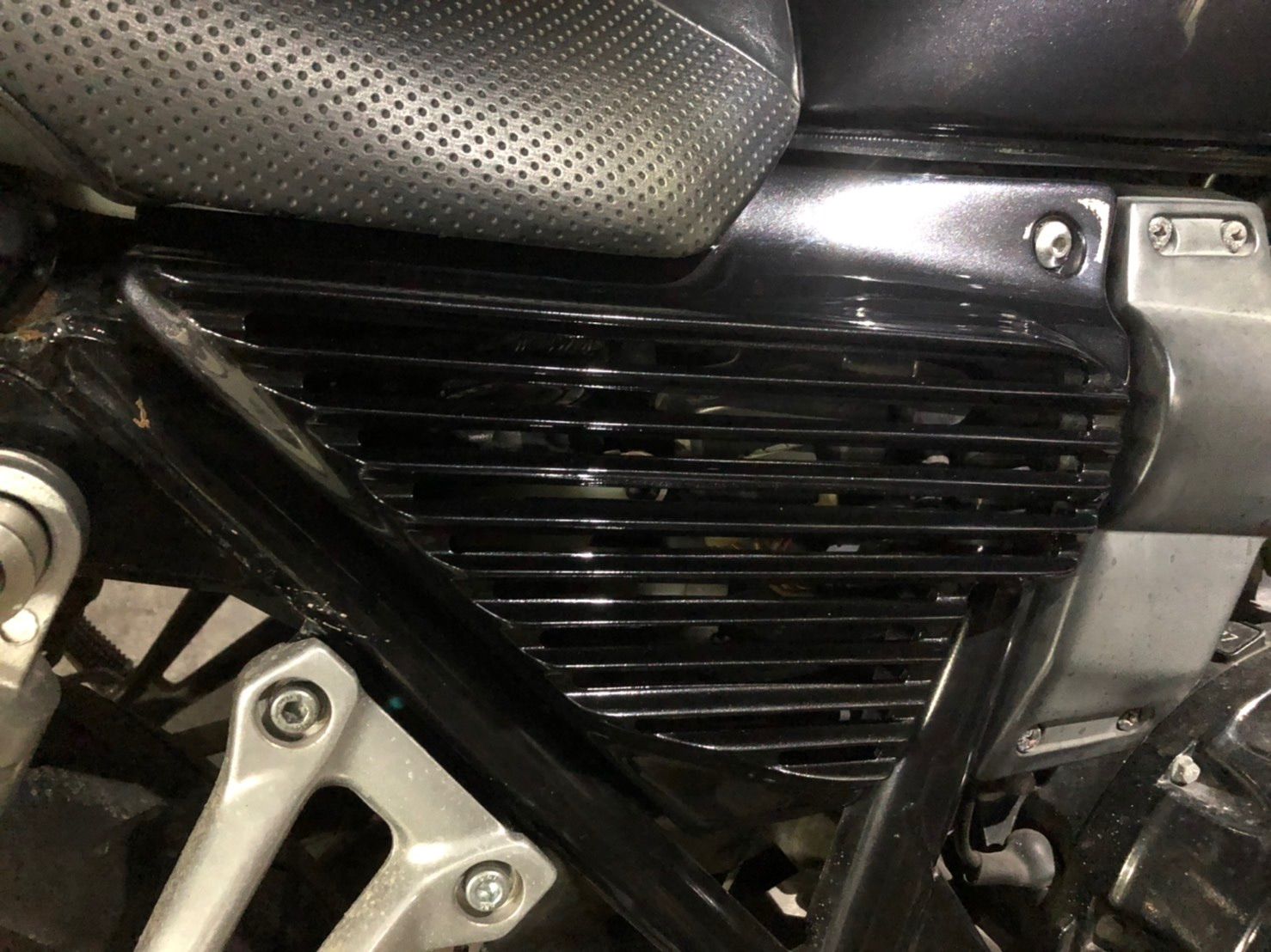 ◇XJR400R 98年式〜07年式 羽タイプ テールカウル FRP製 高強度