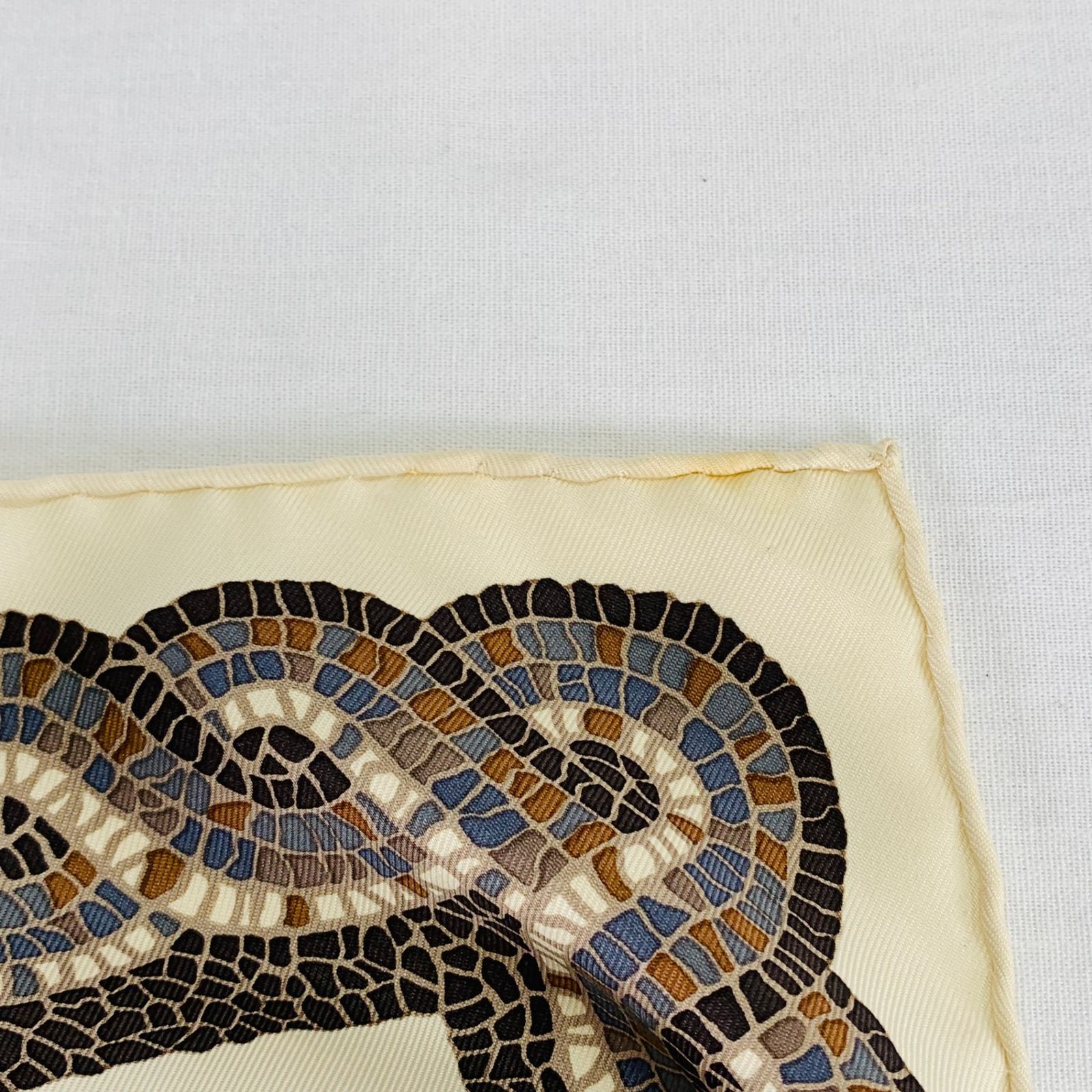 HERMES エルメス カレ90 SOUS LE CEDRE ヒマラヤ杉の下で スカーフ