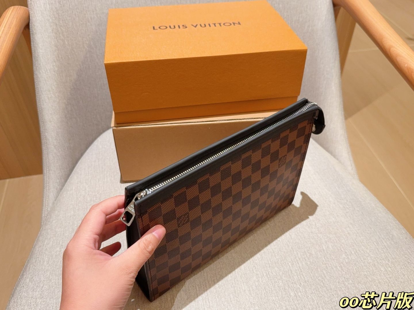 💰960 チップ版 LVルイヴィトン 茶色の碁盤目手にバッグを持って