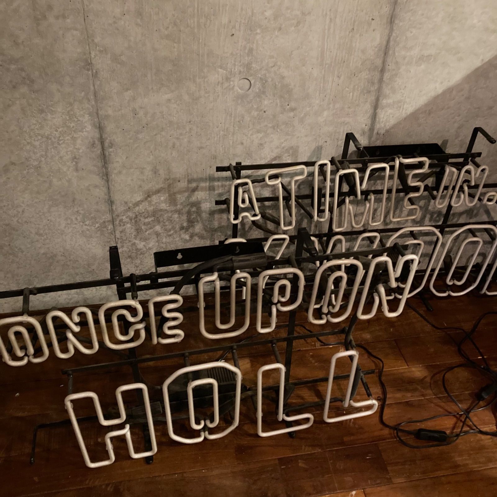 ワンスアポンアタイムインハリウッド ネオンサイン タランティーノ