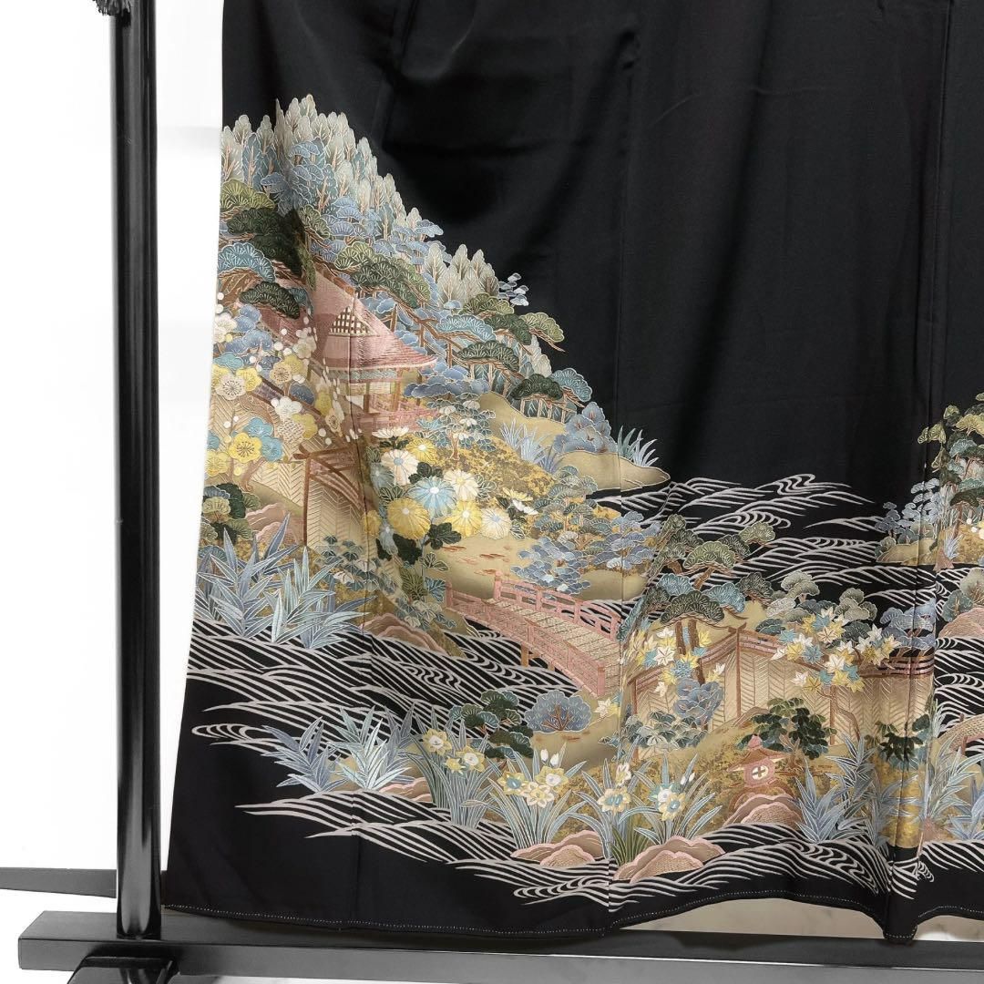 未着用黒留袖刺繍五つ紋比翼付き菊お屋敷梅松着物093w d