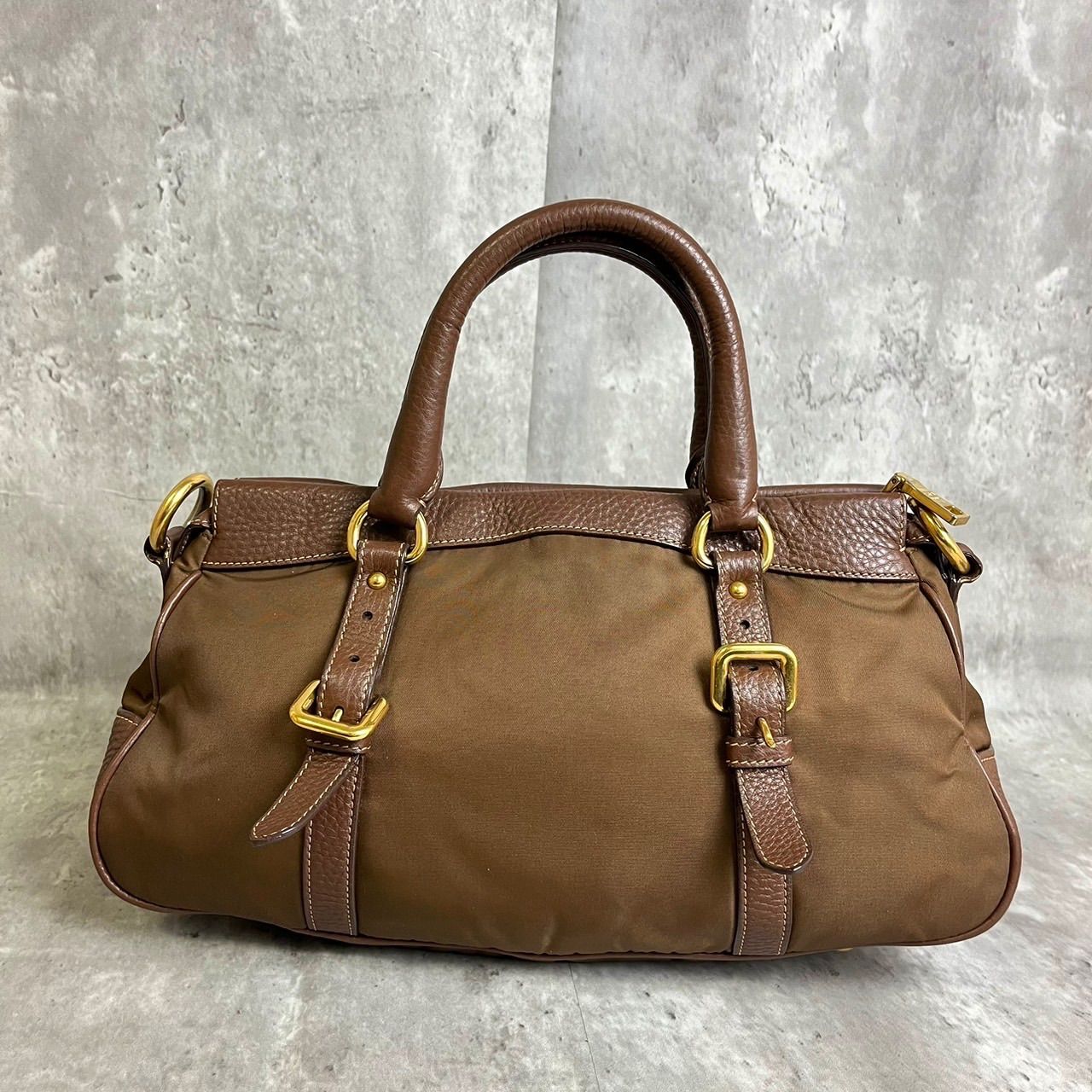 ✨良品✨ PRADA プラダ 2way ショルダーバッグ ハンドバッグ ロゴ金具 バックル ゴールド金具 ネームタグ ロゴ型押し 総柄 白タグ 肩掛け  テスートナイロン シボレザー レディース ブラウン 茶色 - メルカリ