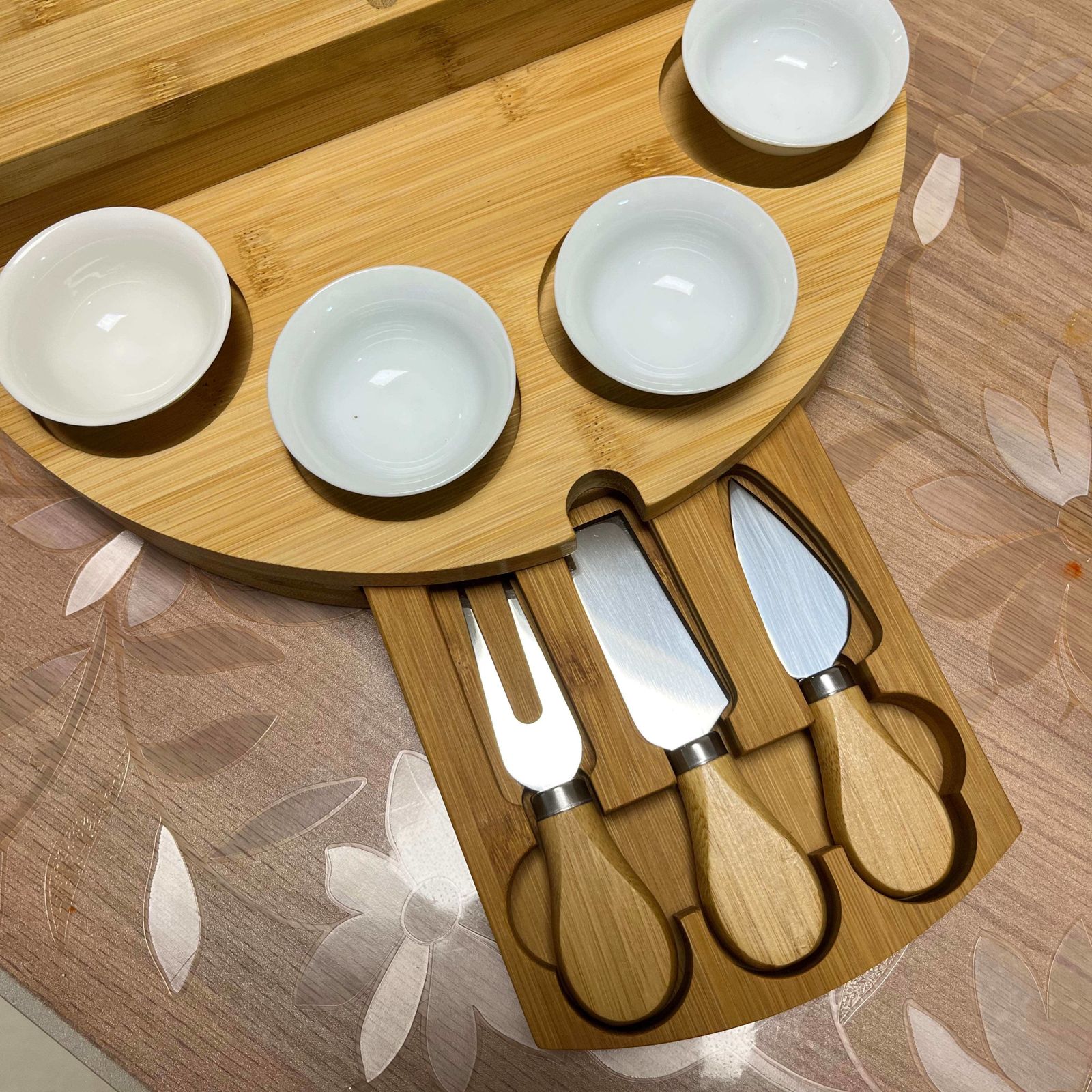 4つのボウルと3つのナイフ フォーク付属