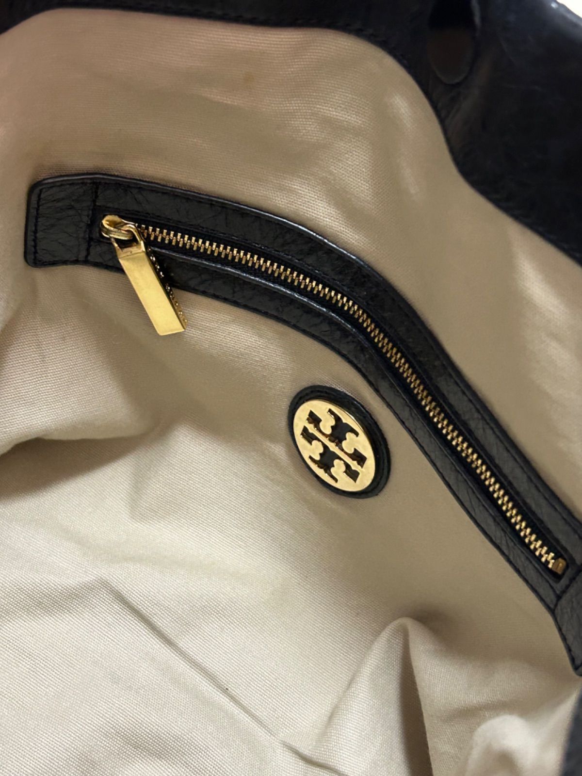 トリーバーチ　TORY BURCH  バッグ　ブラック　レザー　ロゴ　シワ加工