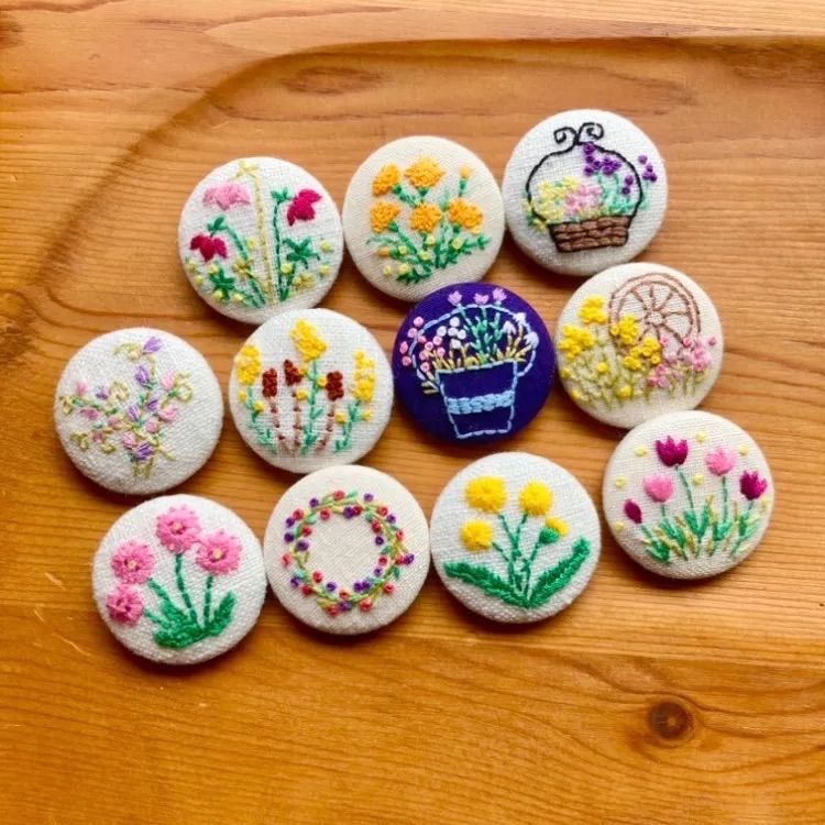 くるみボタン刺繍ブローチ (ラベンダー&ミモザのスワッグ