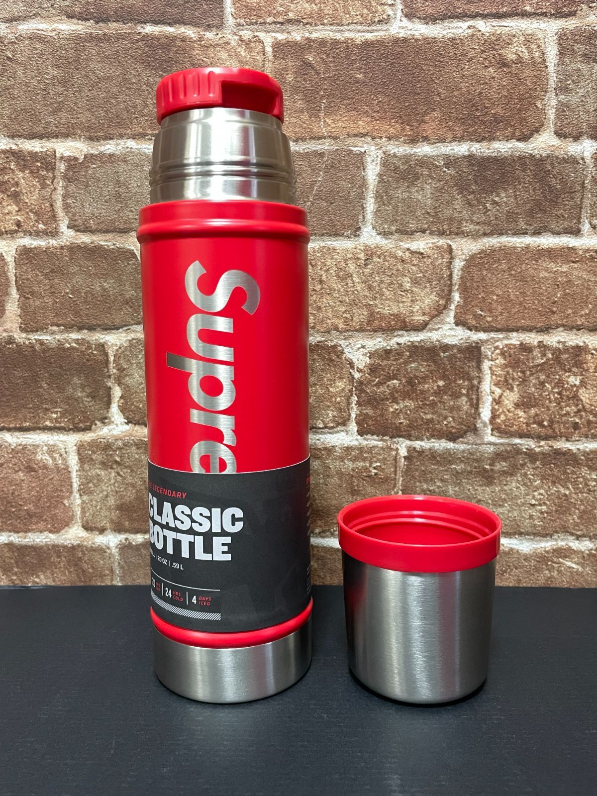 Supreme Stanley 20oz ボトル 赤 新品未使用品 水筒 Supreme STANLEY Classic Bottle 20oz シュプリーム スタンリー