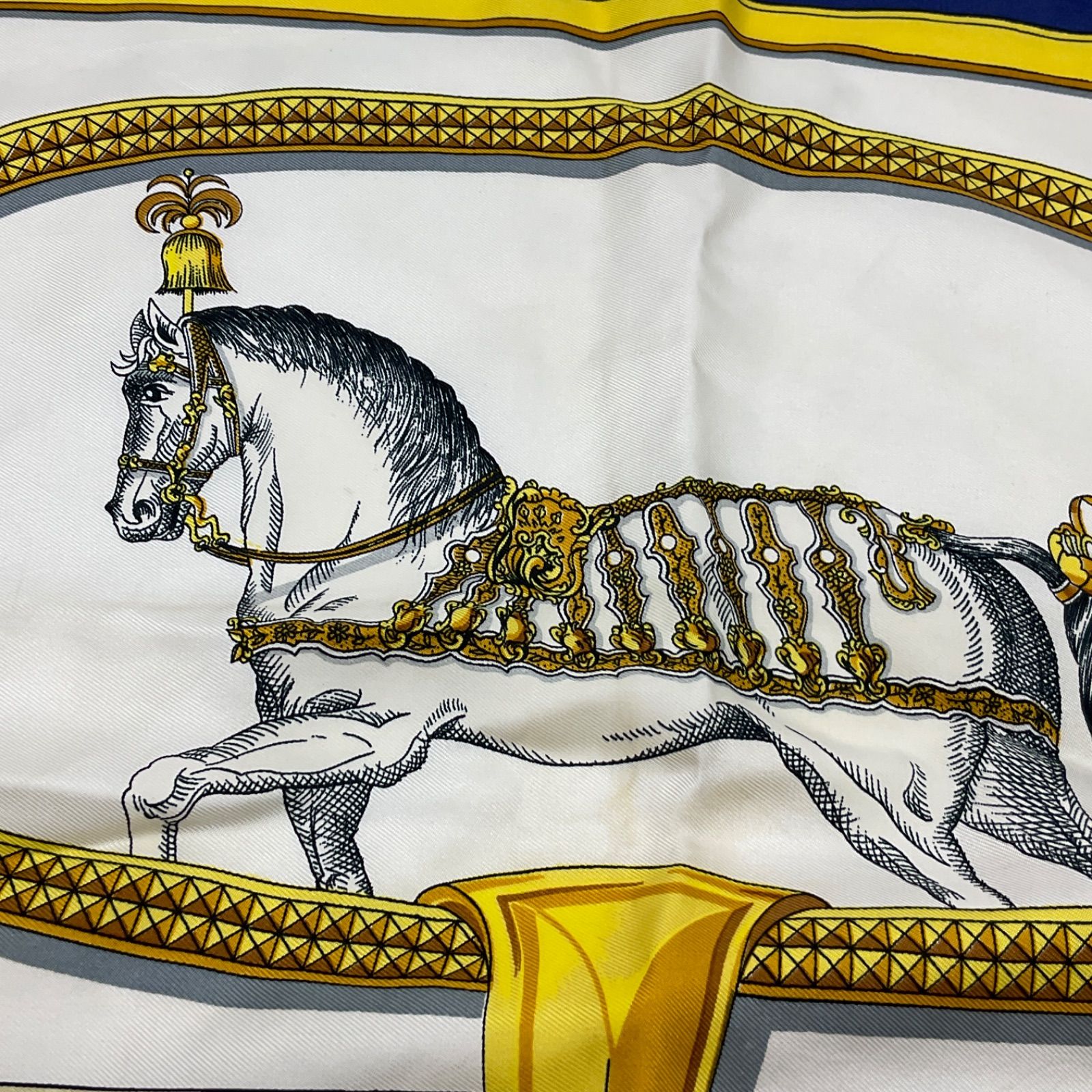 【HERMÈS エルメスカレ90スカーフGrand Apparat グランアパラ エルメス スカーフ カレ90 グラン・アパラ 盛装の馬 Grand
