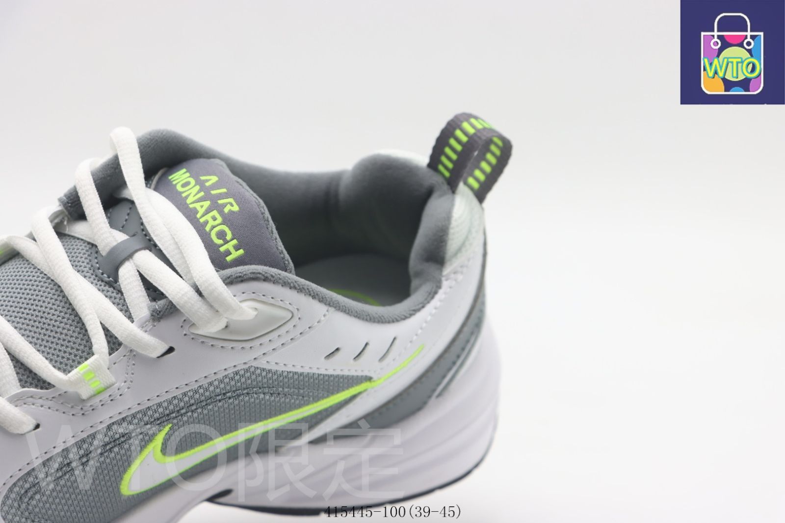 ナイキのランニングシューズ 白灰緑