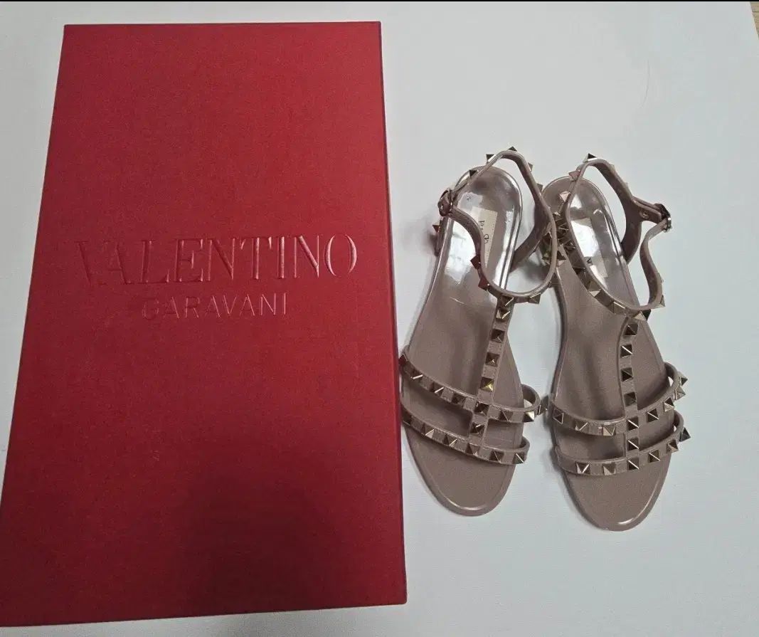 VALENTINO ヴァレンティノ ロックスタッズ ゼリー フラット サンダル
