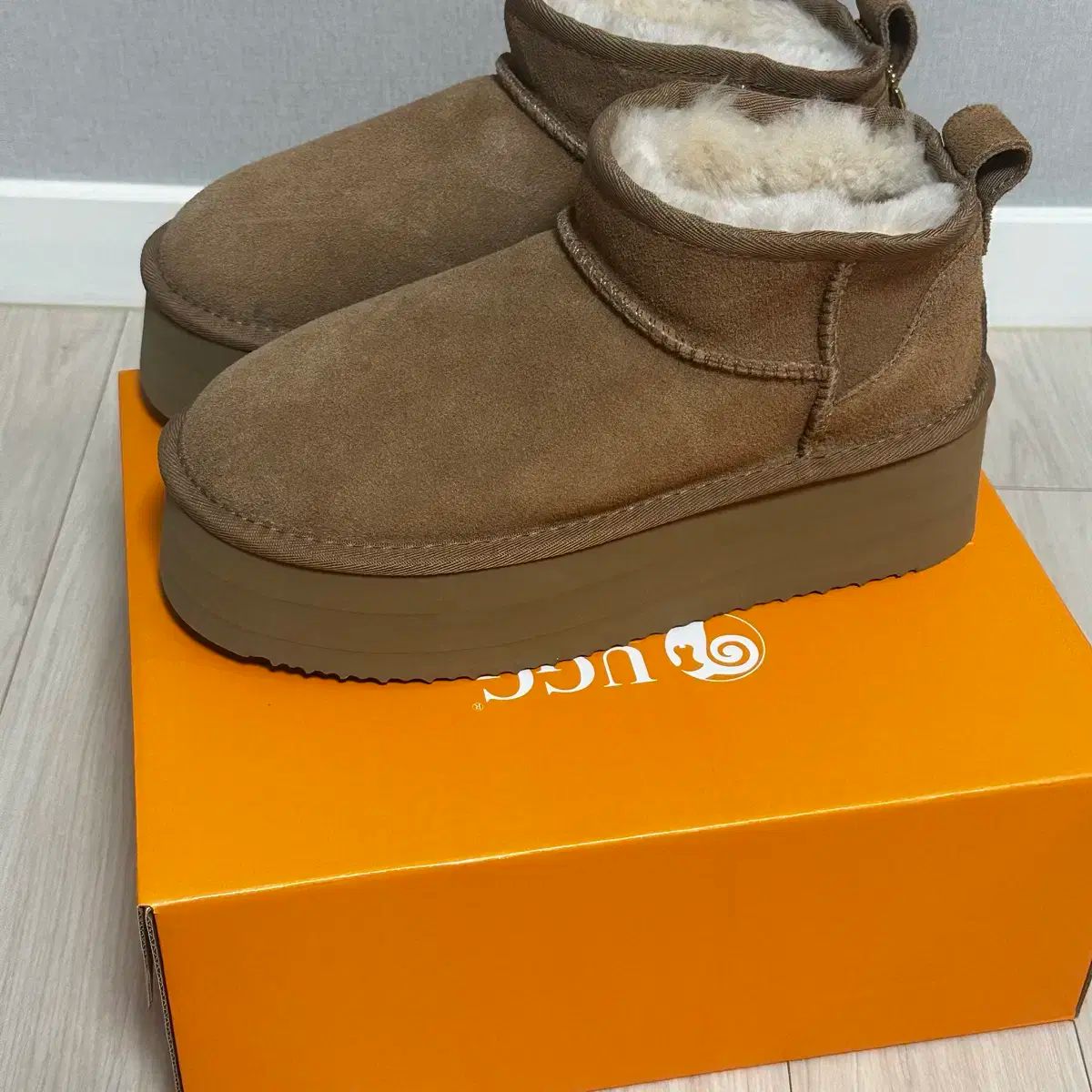 雷市場（ポンジャン）商品韓国直送】 新品 UGG(アグ) ブーツ - メルカリ