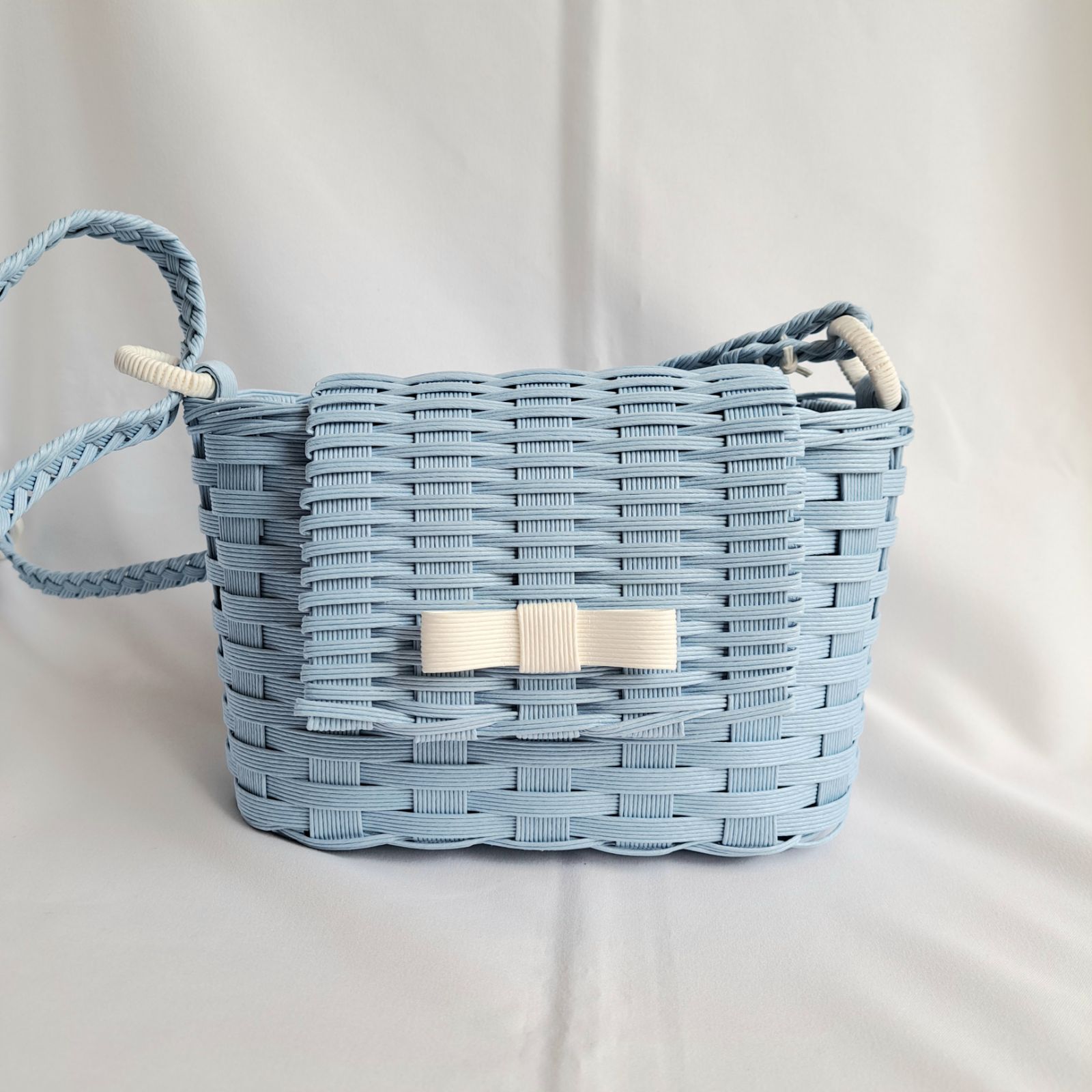長さ調節可能　クラフトバンド　蓋付きショルダーバッグ　小さめ　アクアブルー+しろ【受注生産】ご注文後2週間ほどで発送予定