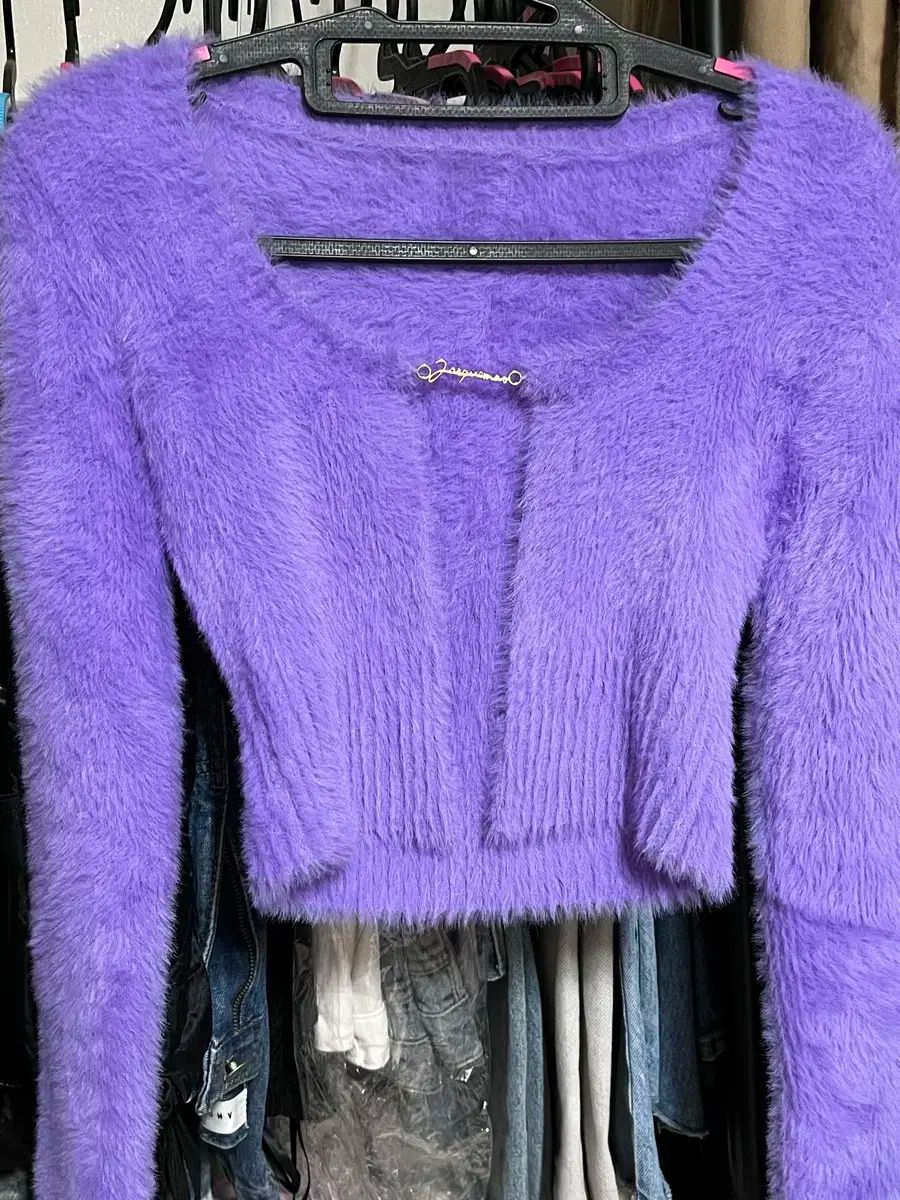 JACQUEMUS ジャックムス ロゴ チャーム クローザー フラッフィー クロップド カーディガン