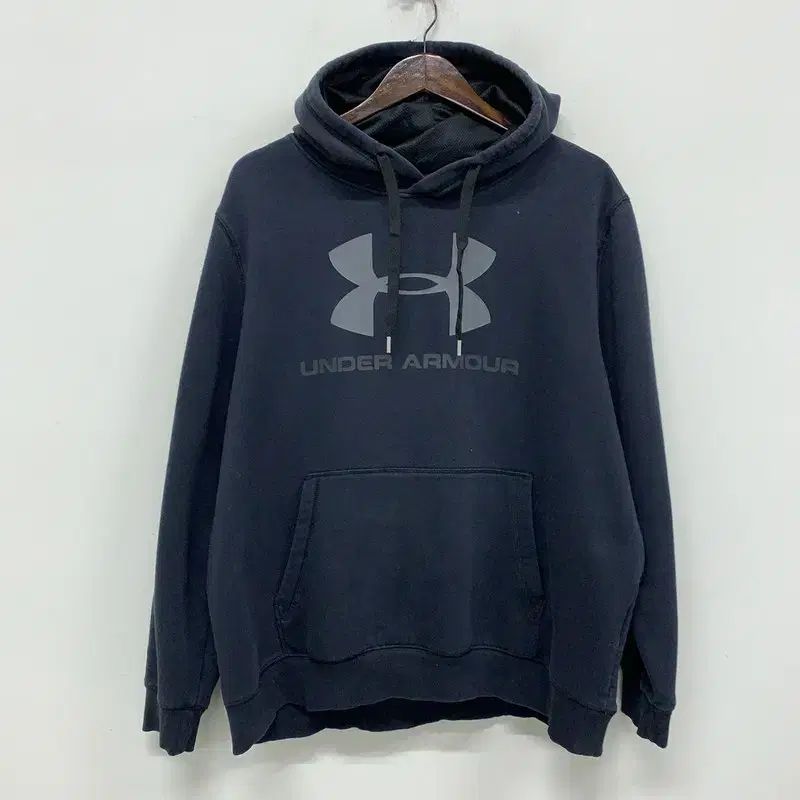 【雷市場（ポンジャン）商品韓国直送】 UNDER ARMOUR(アンダーアーマー) 黒 裏起毛 ビッグロゴ フード付きTシャツ 105 G02613