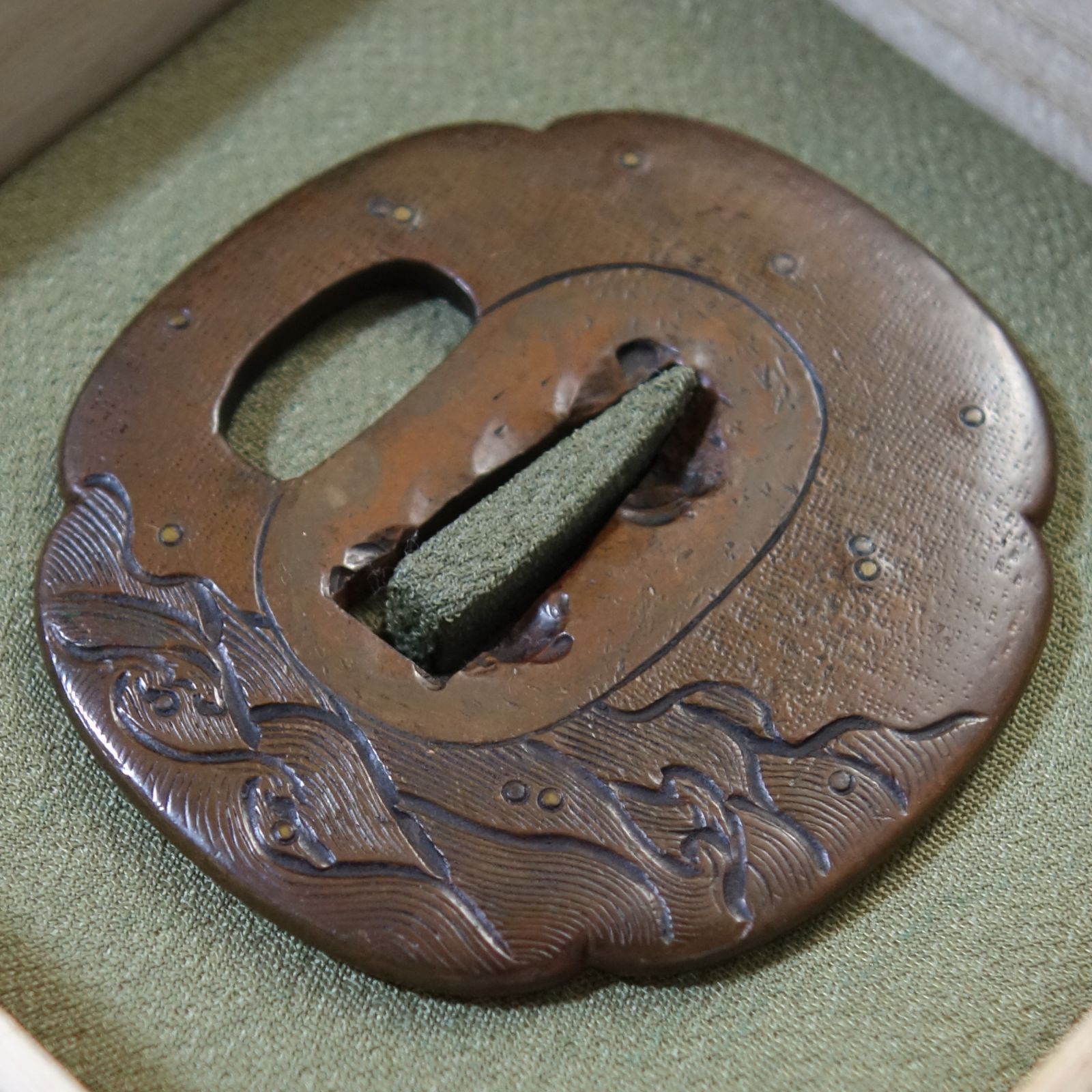 鍔 【 素銅地 象嵌 波図鍔 】 日本刀 刀装具 鐔 骨董 古美術