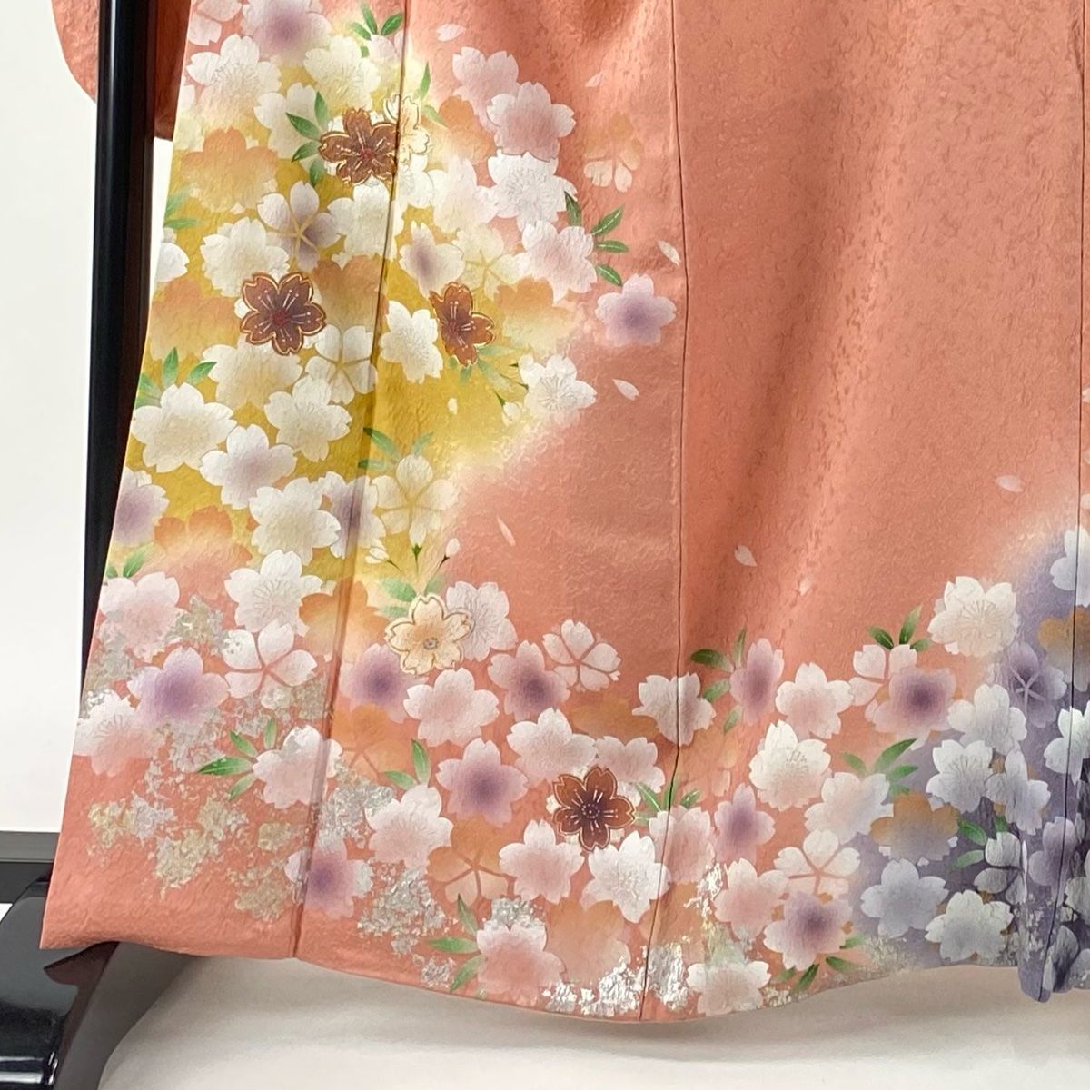 お洒落な色留め袖▫ごく薄いローズピンク菱紋に金彩で浮き舟に波