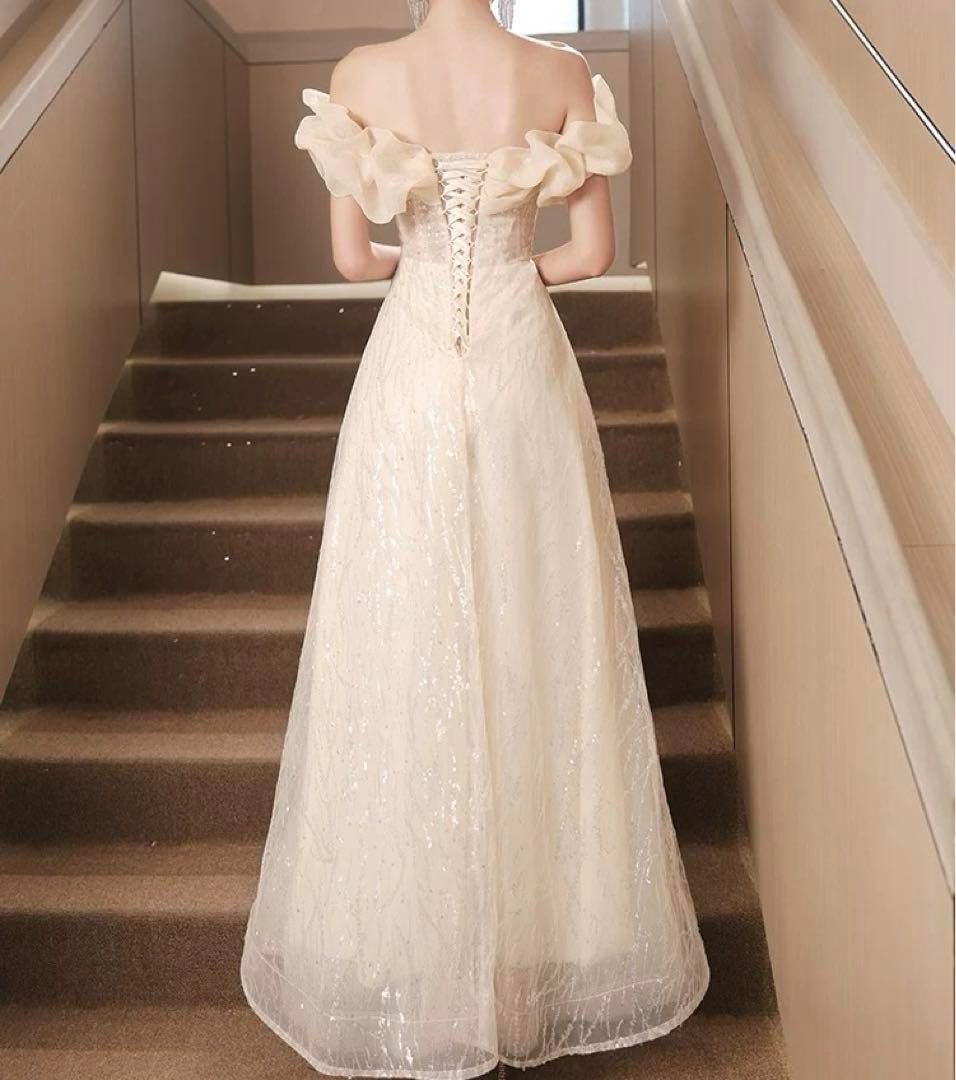 スパンコールにフリルがオシャレで美しいオフショルロングドレス