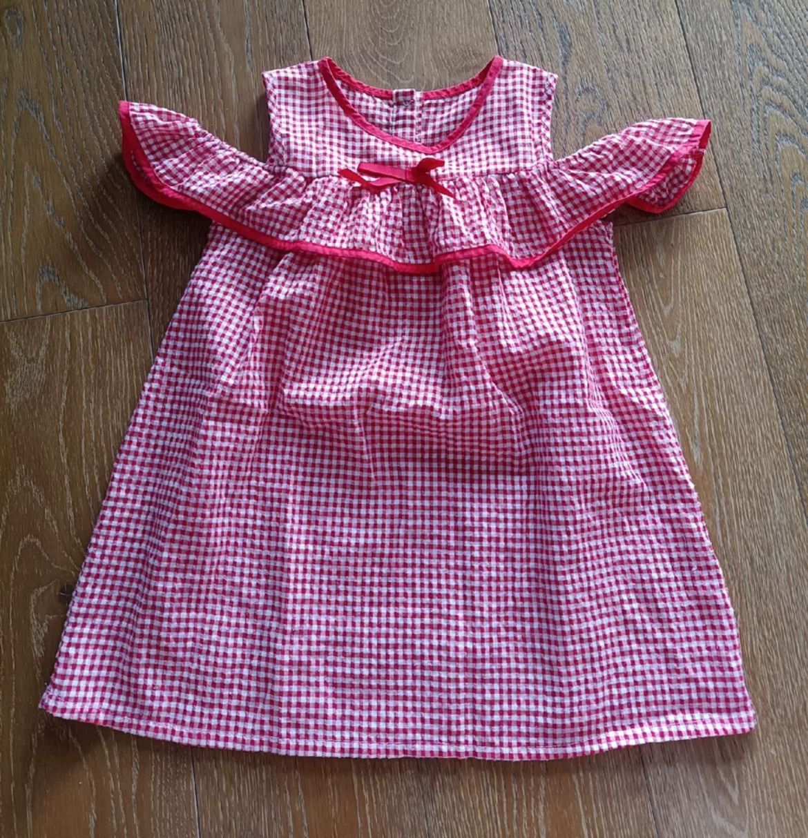かわいいノースリーブの子供服です