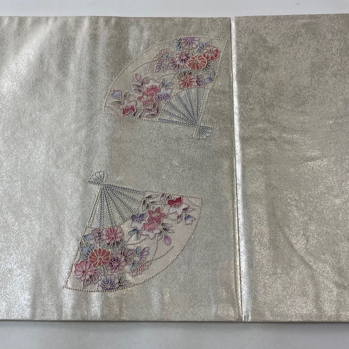 華 袋帯 お太鼓柄 花 グレー 袋帯 秀品 関西仕立て 扇 草花 刺繍 灰白 お太鼓柄 正絹 【中古