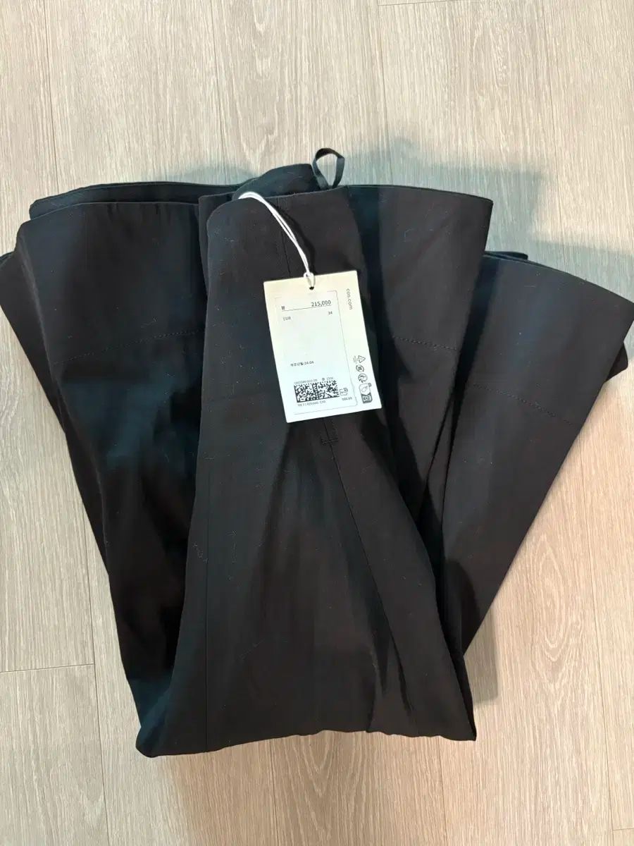 COS コス ボリューミナス スカート