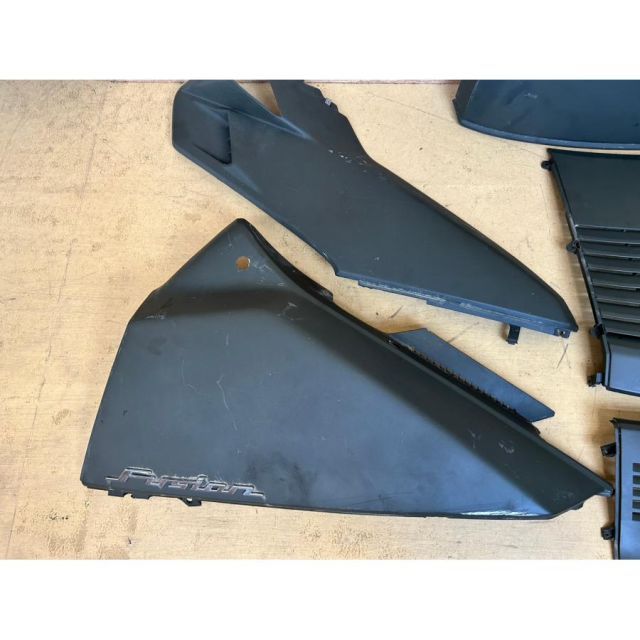 フェンダー 深緑