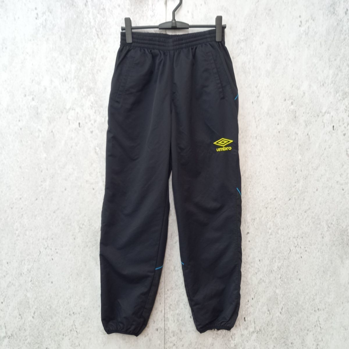 Umbro ピステ・ウィンドブレーカー ブラック/イエロー Umbro ピステ ウィンドブレーカー 140 - メルカリ