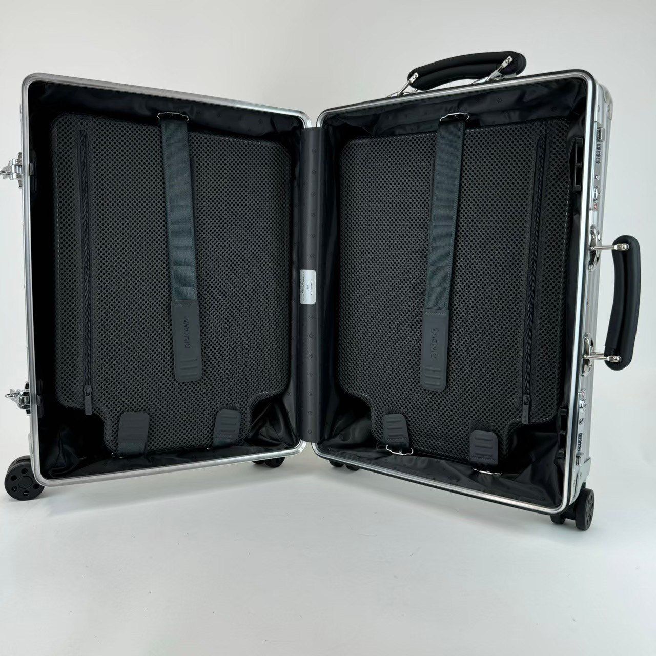 【生涯保証】現行モデル　リモワ クラシック キャビン S 33L シルバー Cabin S 33L - Classic - Rimowa