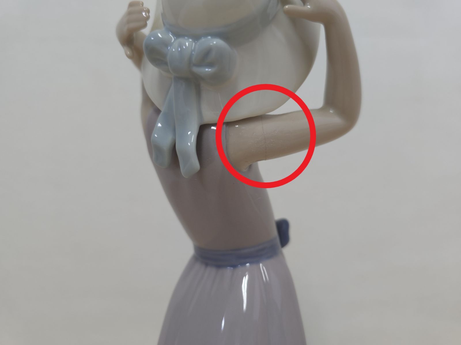 中古】M▽リヤドロ LLADRO 陶器 人形 置物 帽子 少女 TRYING ON A 