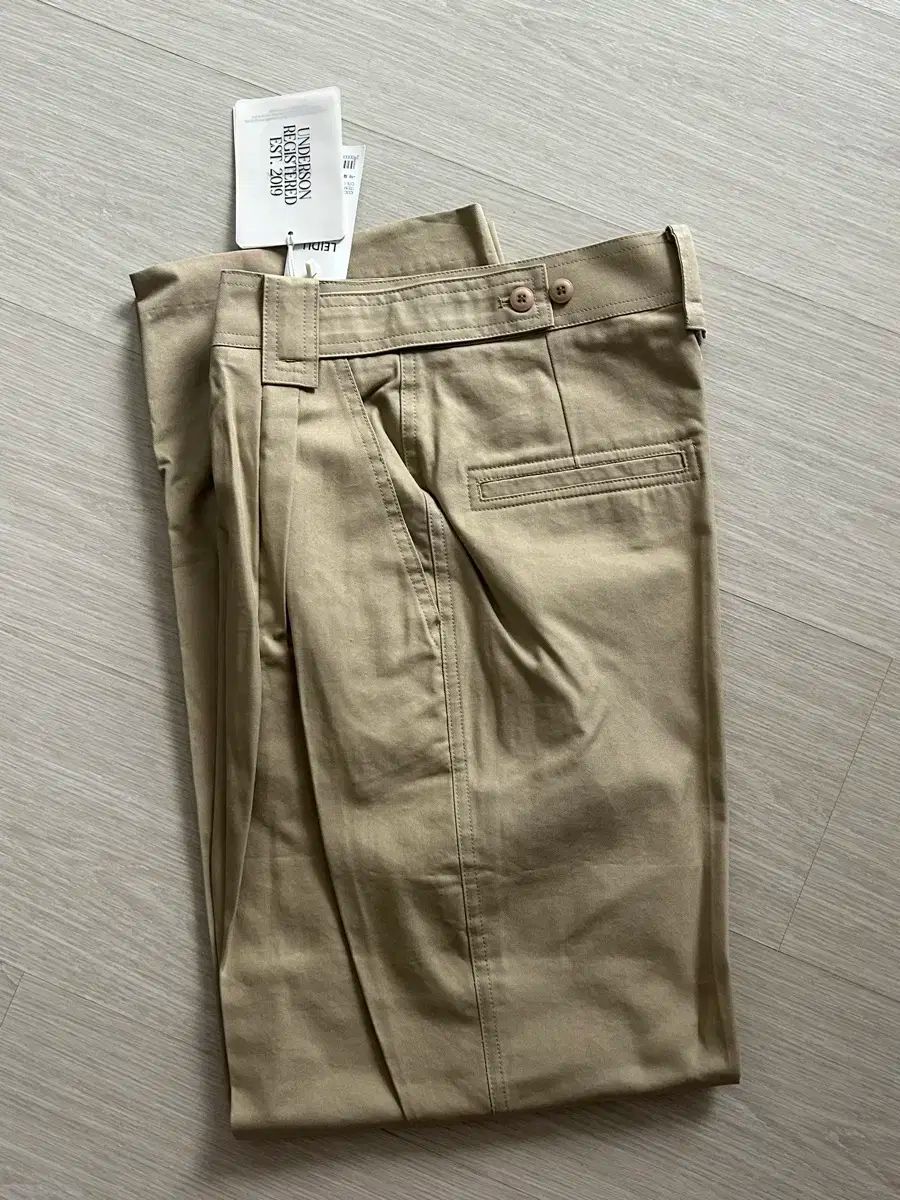 家禽 underson アンダーソン モード ピンタック パンツ s ベージュ DECORATOM_COM_BR