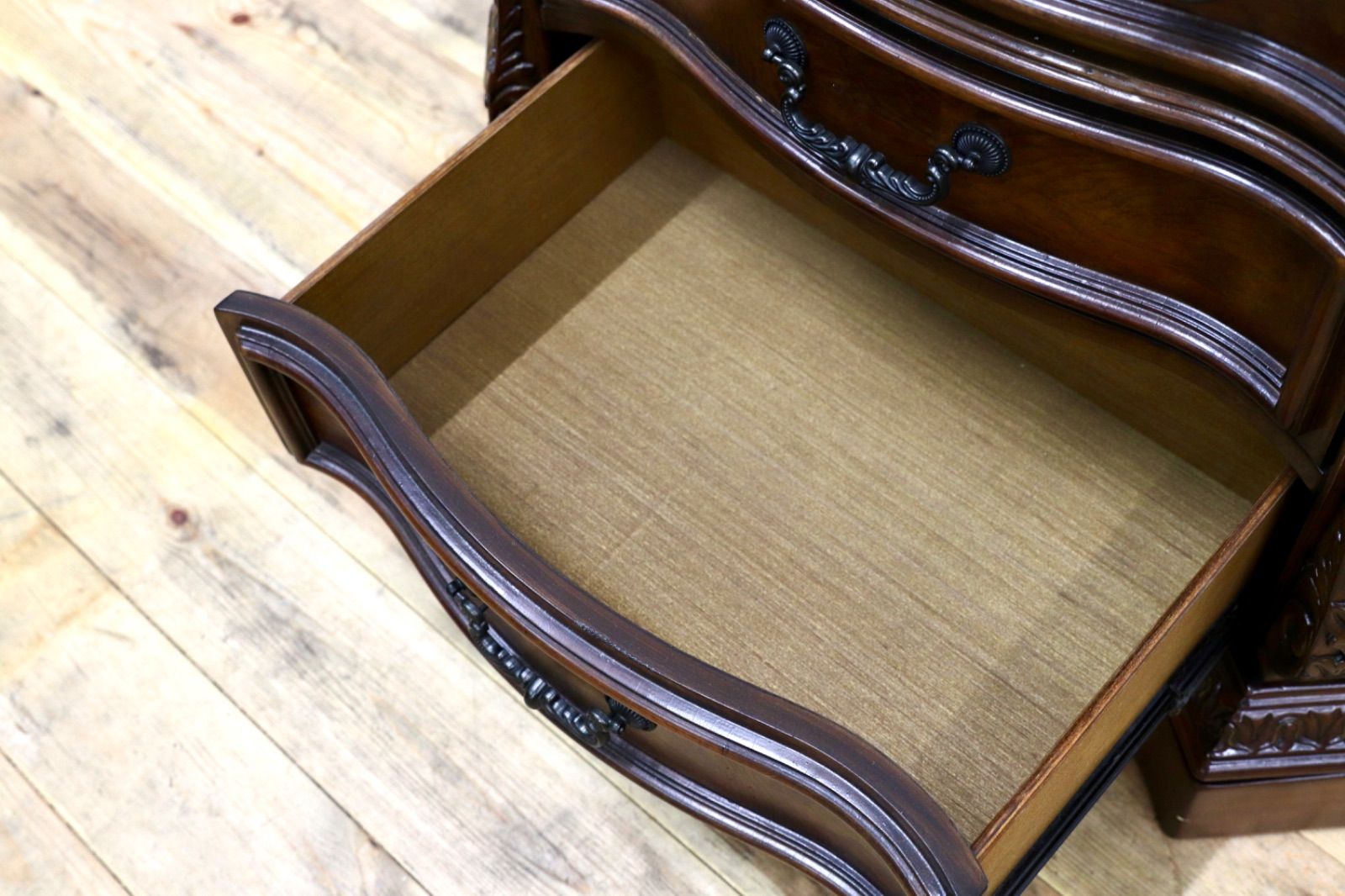 GMIK540 Ledelle Three Drawer Night Stand - Ashley Furniture アシュレイ チェスト サイドチェスト ベッドサイド クラシック MARWIL-DEMENAGEMENTS_CH