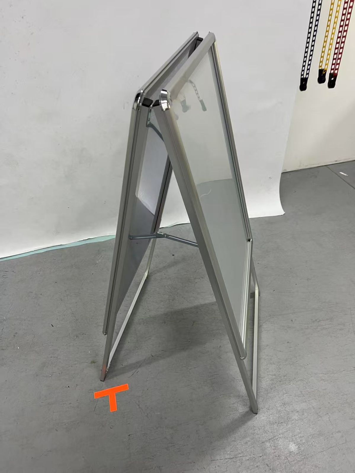 A型看板 A1 両面 屋外対応 クリップ式 A型スタンド看板 四辺開閉式 店舗 案内 H1200mm 立て看板 A型スタンド看板 a1 シルバー 防雨 ポスター入れ替え jc-a1-d