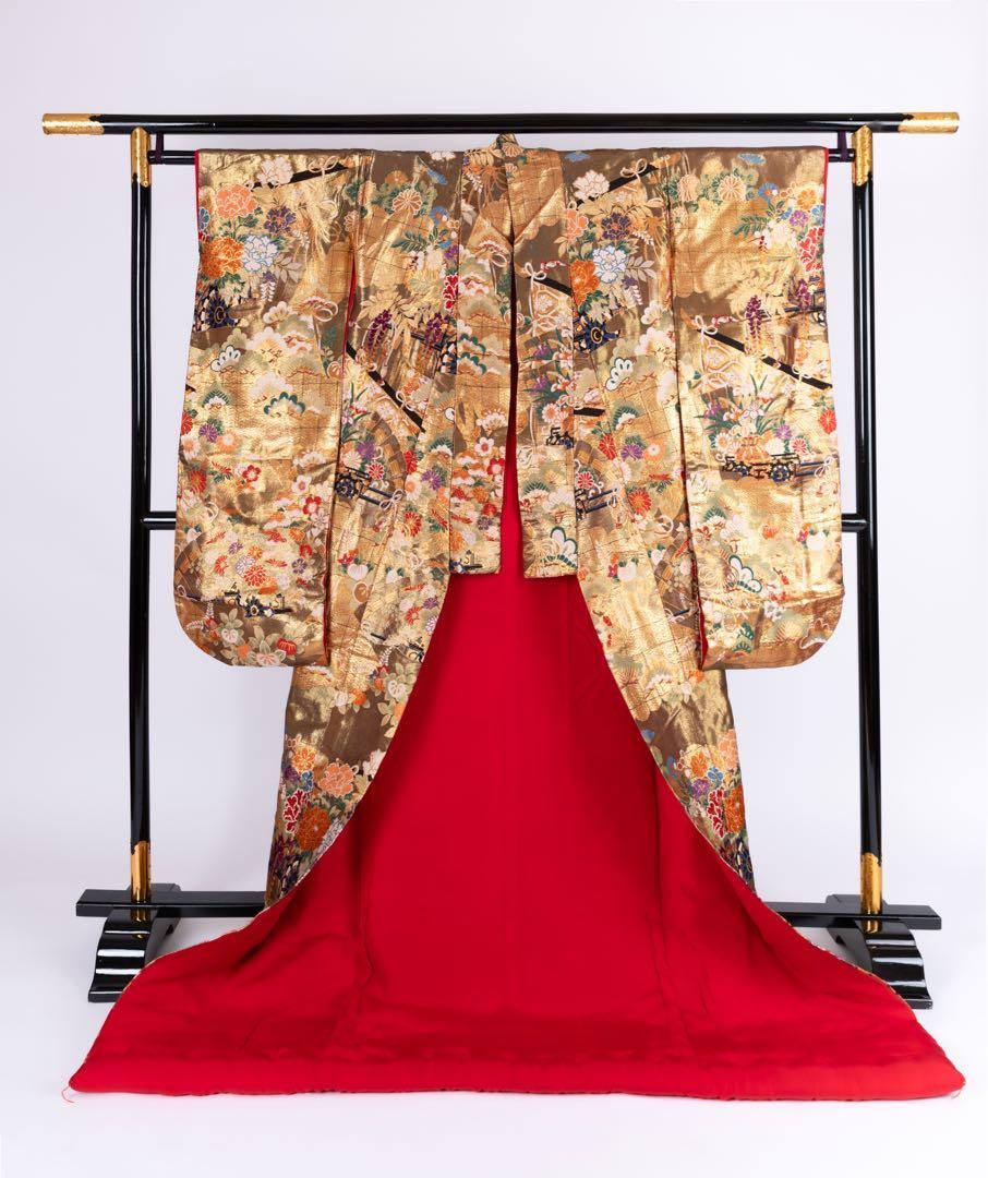 50%OFF! 125,000円→62,500円】花嫁色打掛け 金色/白刺繍 御所車 