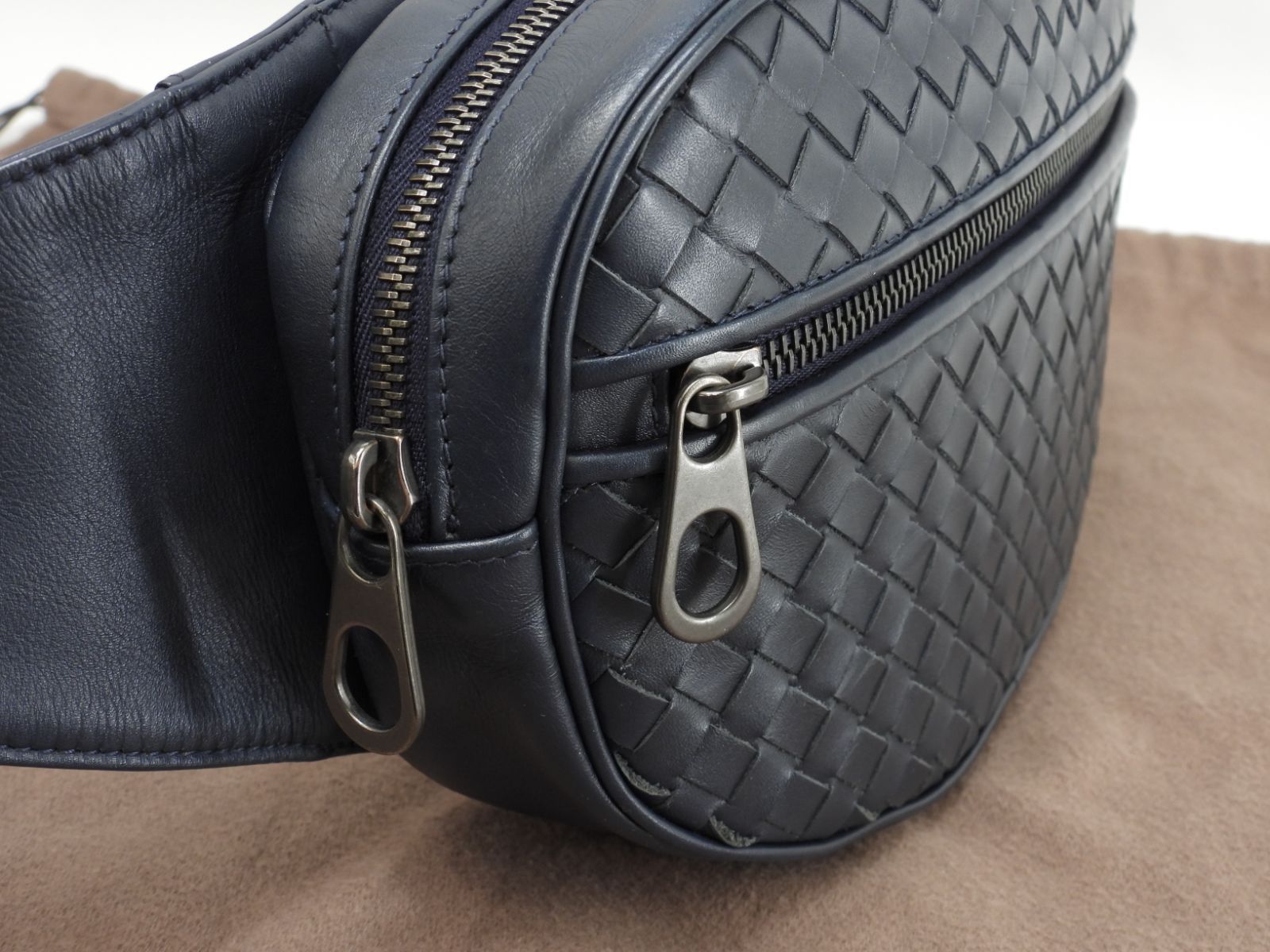 ボッテガヴェネタ ボディバッグ イントレチャート レザー紺 ウエスト