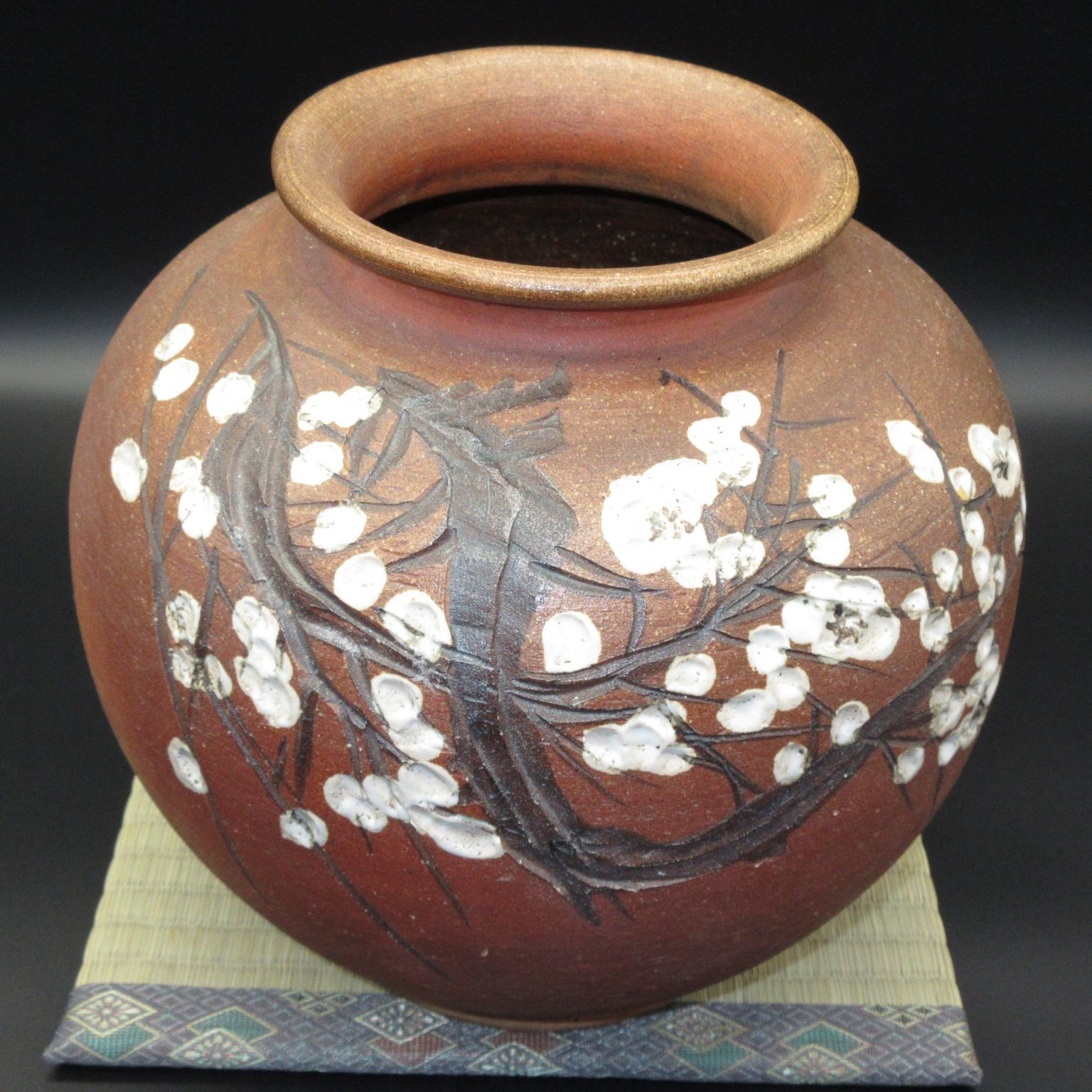 信楽焼　陶器丸形壺 ☆陶器 信楽焼 丸型 白花模様 花器 花生 花瓶 飾壺 壺 置物