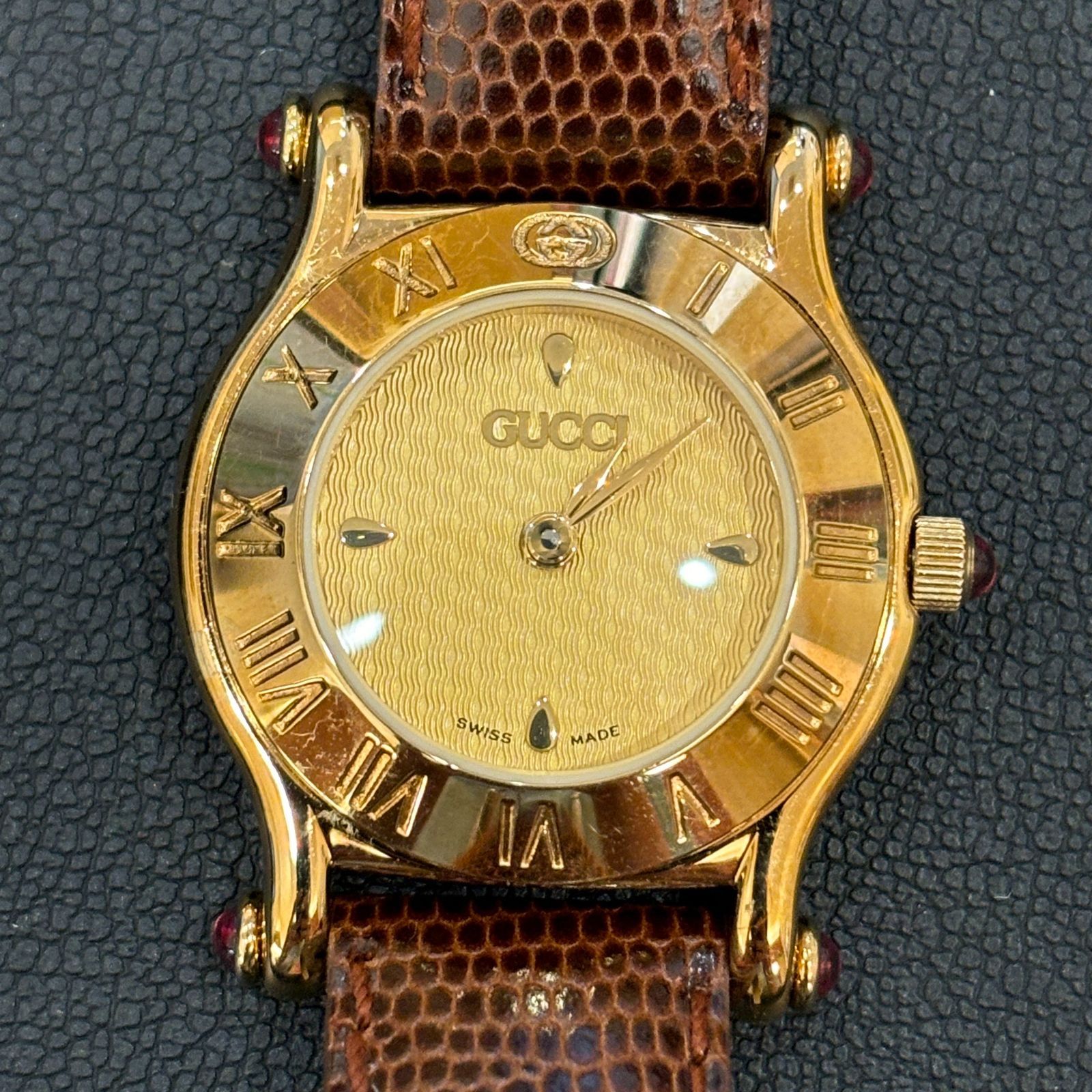 稼働品 GUCCI グッチ ローマンベゼル ゴールド レザー 腕時計 新品電池 稼働 グッチ GUCCI GG 腕時計 ローマンベゼル 電池交換3000L