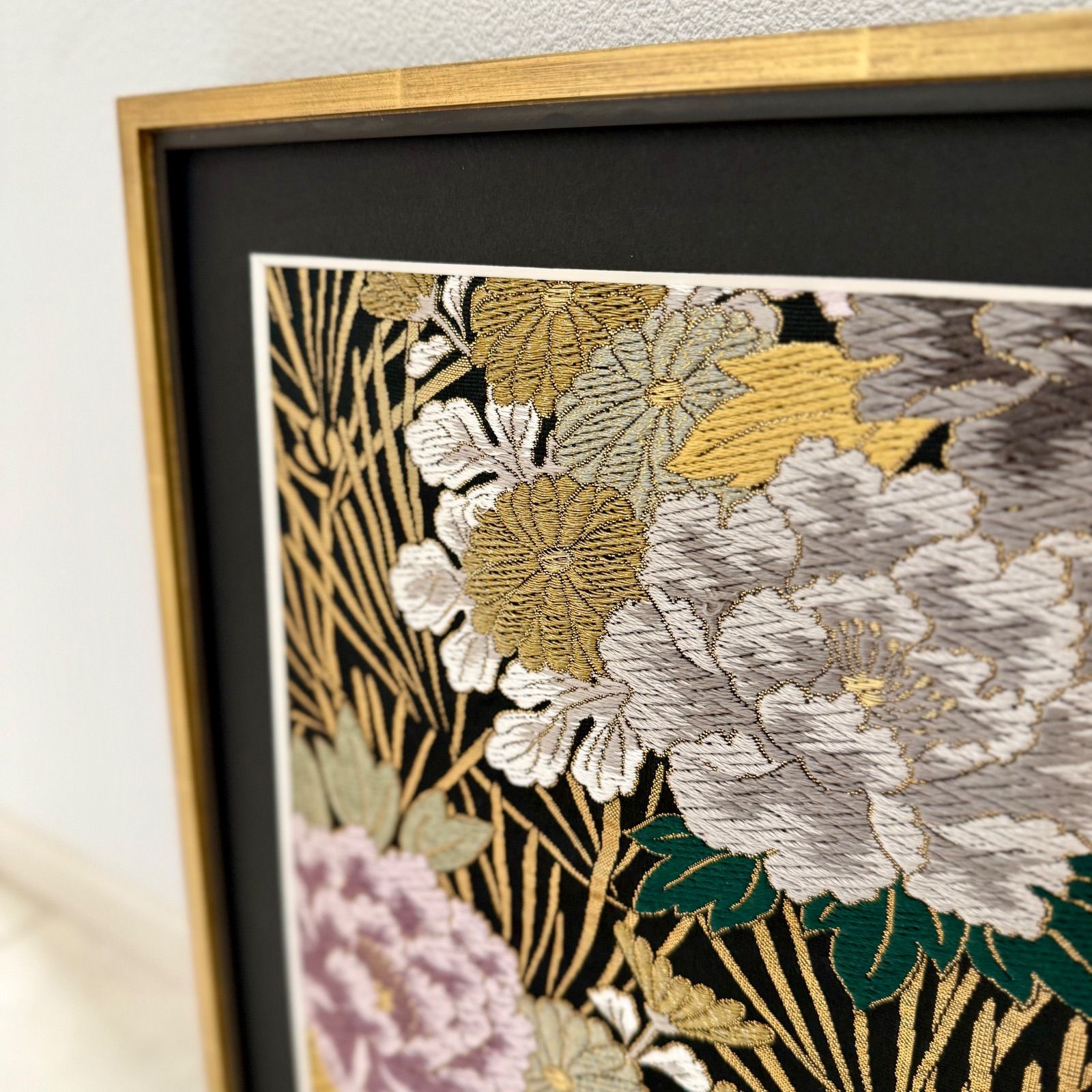 京都帯屋さん フレーム入りシルク織物アート 松葉に牡丹