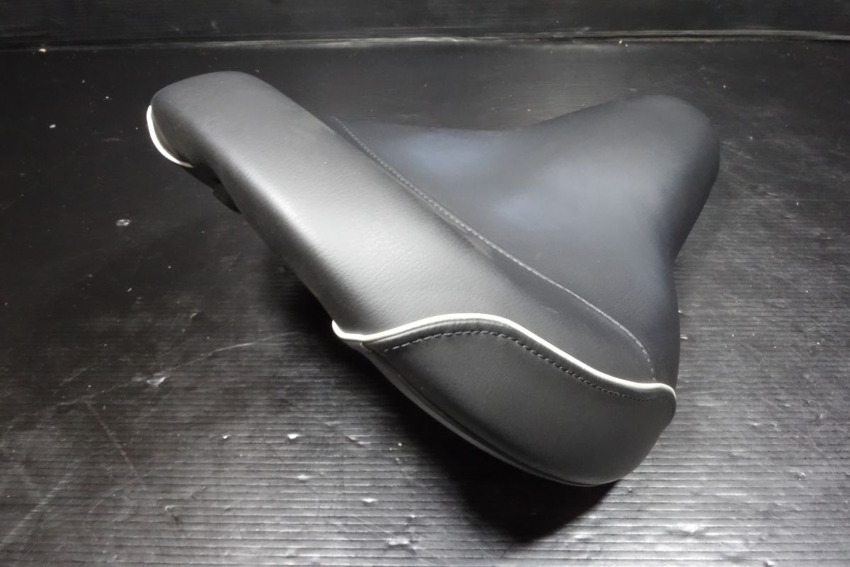 メイン フロント シート 車載工具 ボンネビル スピードマスター トライアンフ 純正 TRIUMPH BONNEVILLE R20251007