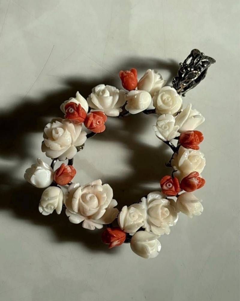 サンゴ ブローチ ペンダントトップ 彫刻 珊瑚 銀製 シルバー 装飾品 工芸品 花 薔薇 モチーフ