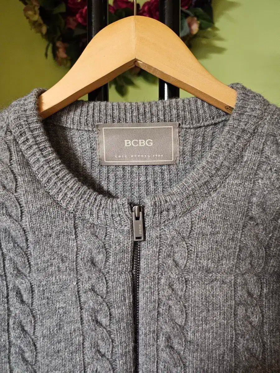 BCBG モカシミア ニットジャンパー 2025 年