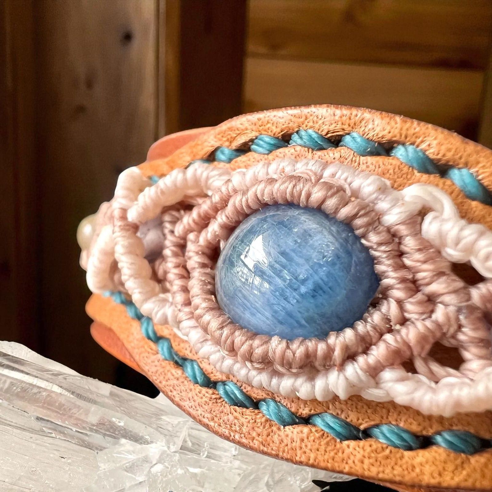 前向きに進みたい日に｜カイヤナイト×本革 マクラメブレスレット｜ブラウン