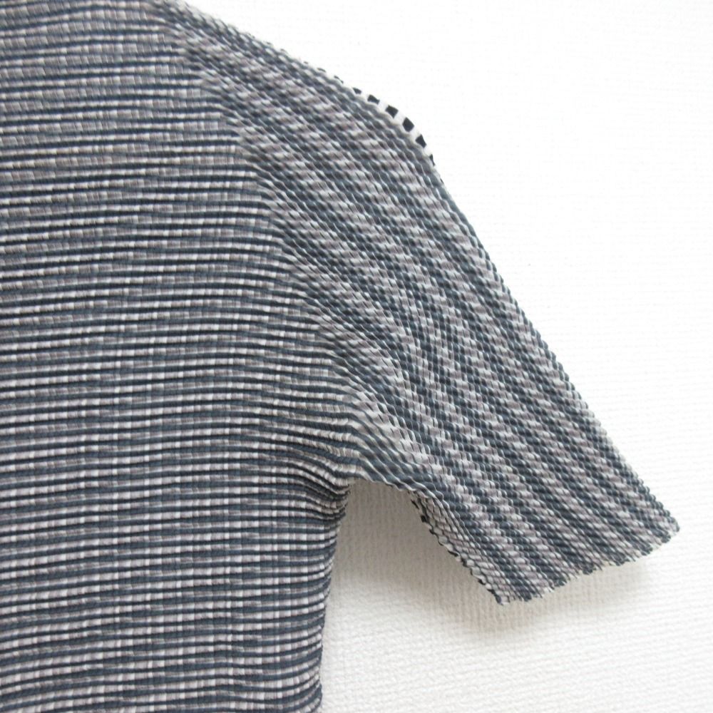 プリーツプリーズ　3 半袖　グレー vネック プリーツプリーズ 3 半袖 グレー vネック PLEATS PLEASE ISSEY
