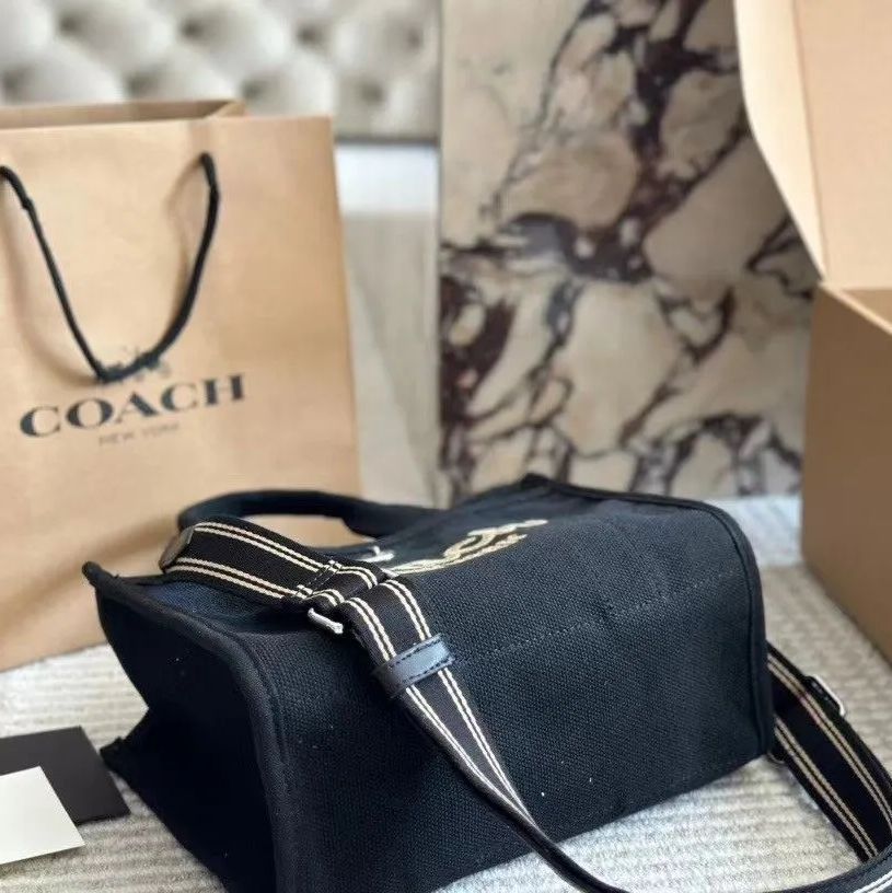 新作 新品 COACH コーチ ショルダーバッグ カーゴ トート ブラック - メルカリ