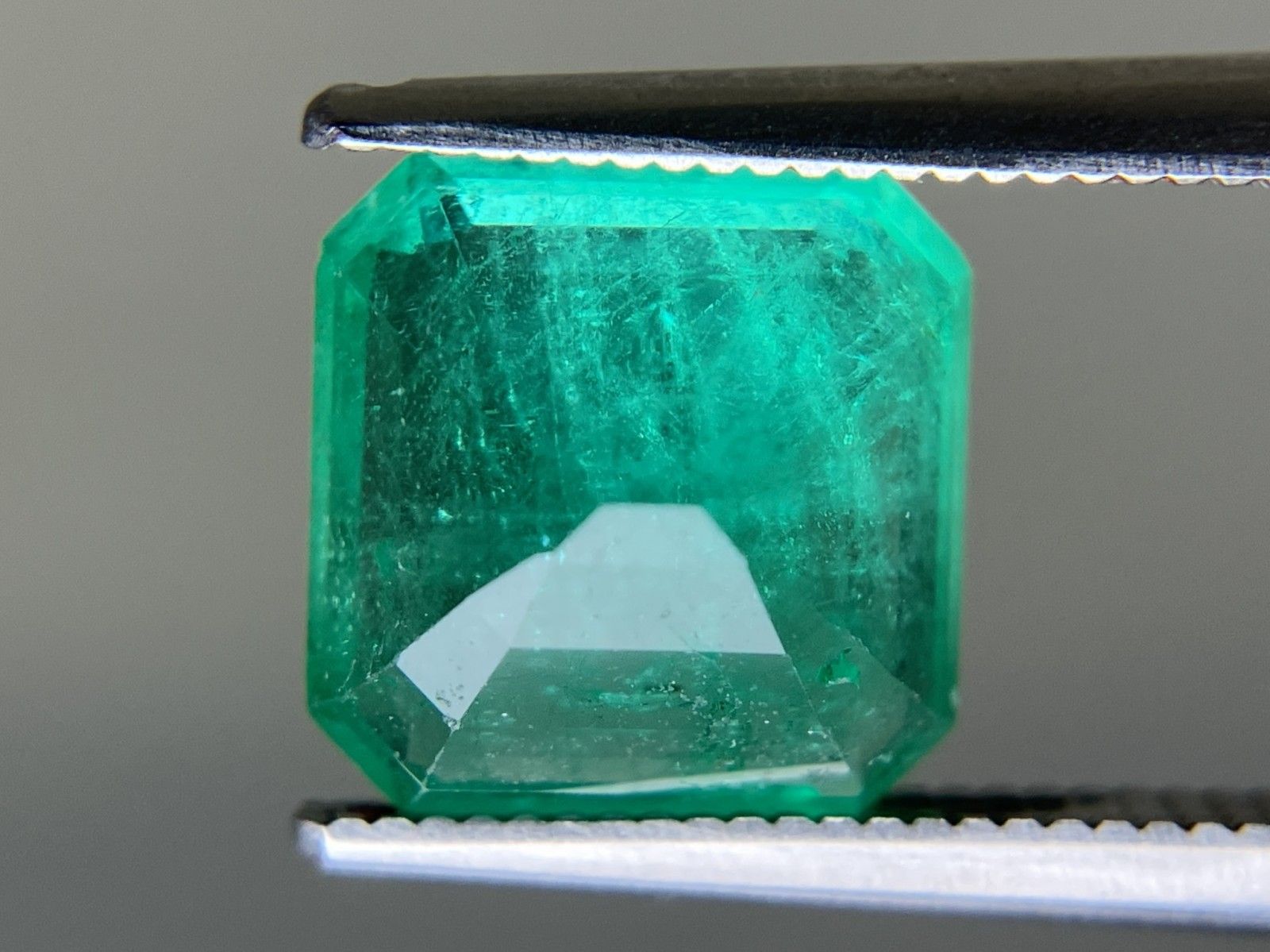 エメラルド 天然 3.095ct 中央宝石ソーティング付き 9.10㎜×8.99