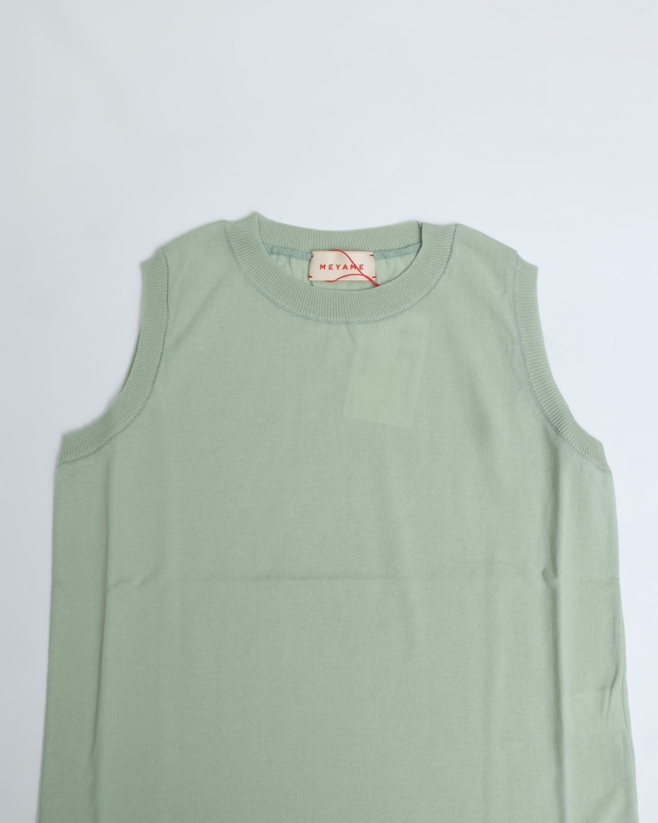 SLEEVELESS