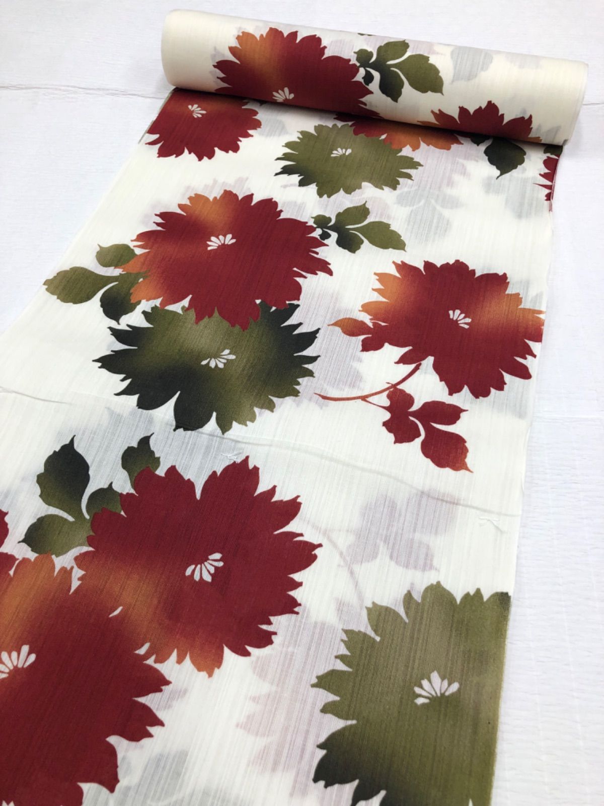 シーズンオフ価格 女性用浴衣反物 綿100％ 白地にエンジ赤の向日葵柄