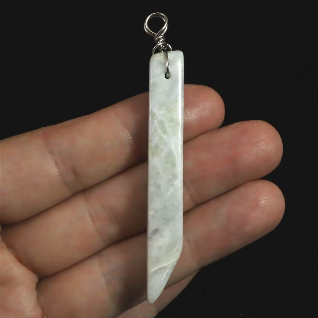 ヒスイ　根付　ペンダントトップ 糸魚川翡翠 ヒスイ 白 緑色 62mm フリーフォーム ペンダント