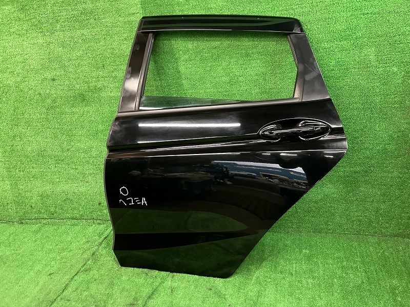 フィット GK4 左リアドア 13G Fパッケージ 4WD アサヒ M2L3 67550-T5A-000ZZ NH731P