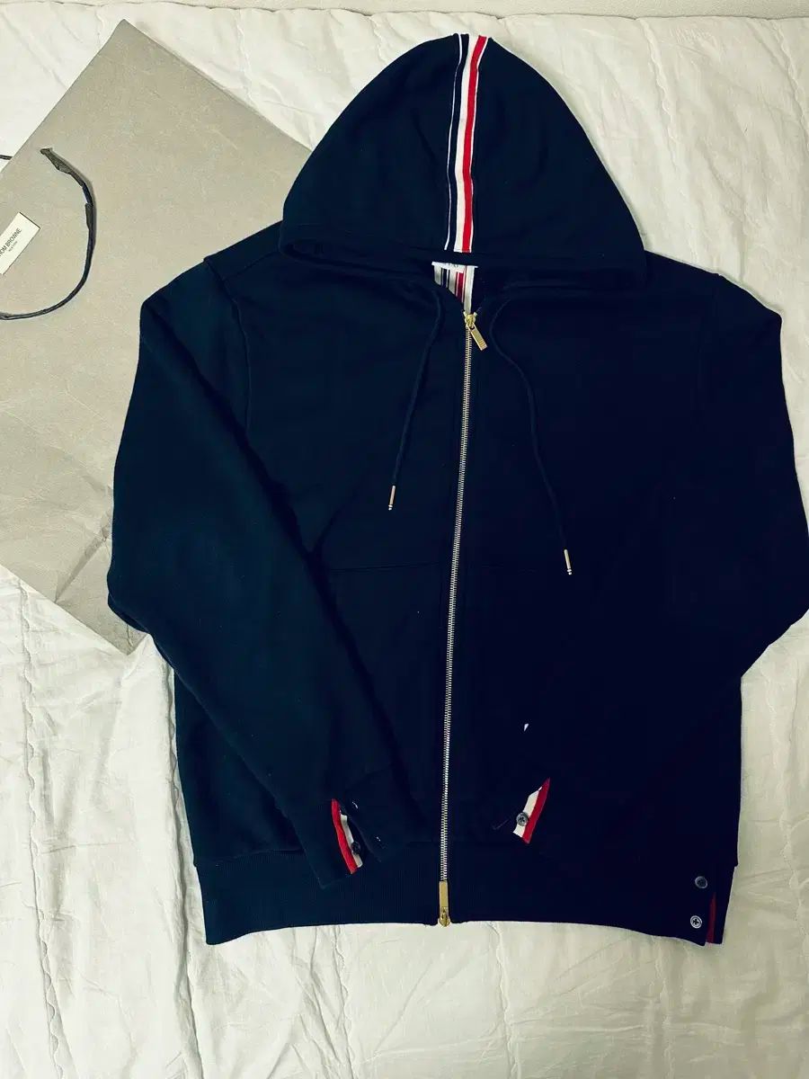 真正性|状態 A ＋ Thom Browne トム ブラウン 白 3本線 フード付き ジップアップパーカー 4 サイズ